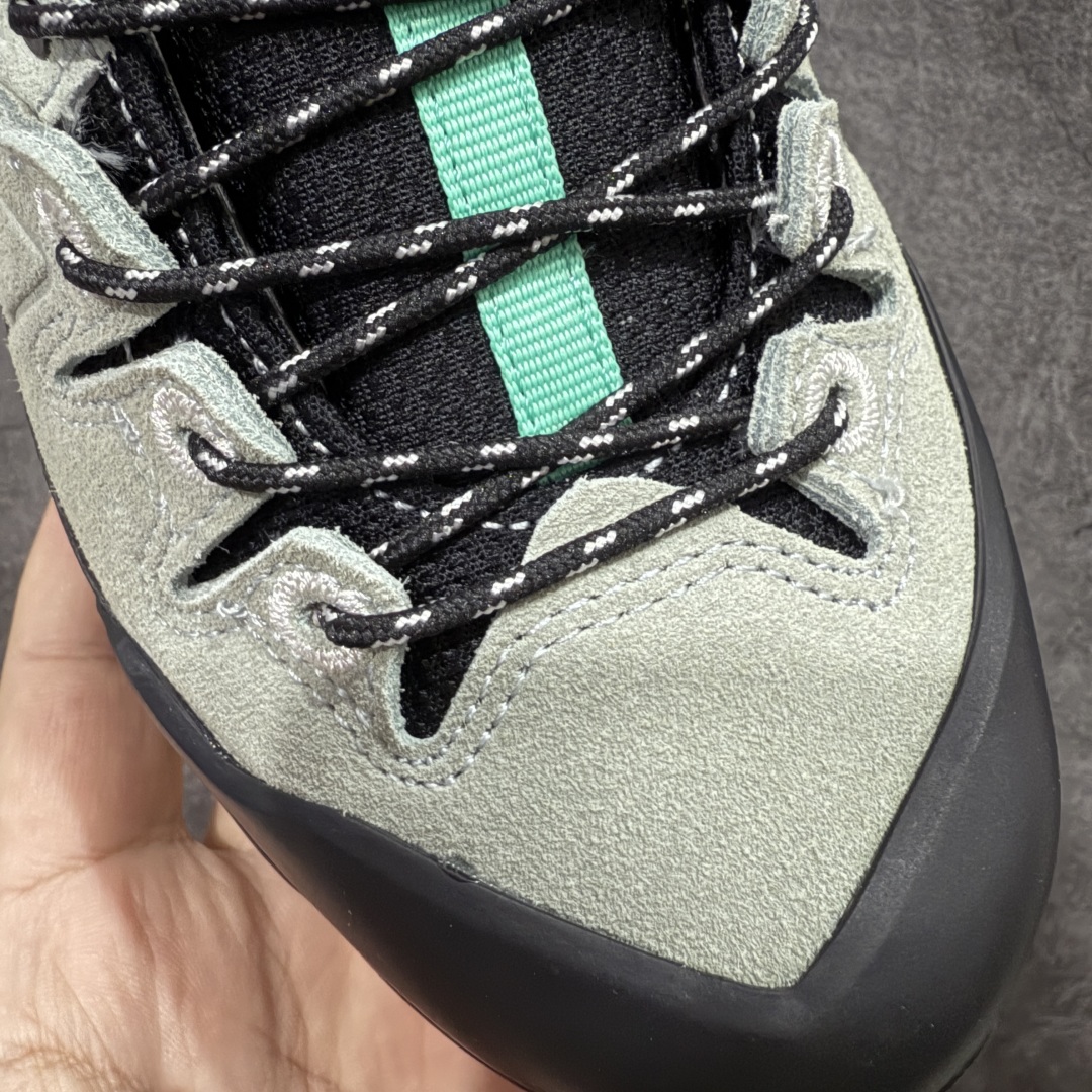 图片[5]-【绿X版】Salomon 萨洛蒙联名 X-Alp LTR系列 情侣款户外休闲运动鞋 黑色緑青色海湾绿 475961 原版购入开发 做货 这款由MM6全新演绎的X-AIp专注于其空气动力学的外观上，标志性白色与奶油色带来都市风格 鞋舌上的MM6 数字标志就像一枚手工印章，与SALOMON大胆而高科技的LOGO相得益彰 另一双则以纯粹的黑色打造，突出富质感的细节，标志性运动鞋被提炼为新的都市经典 为 SALOMON带来静谧气息 配送专柜精美包装 面料： 原版进口牛皮+透气网面 内里：原版进口透气网里 鞋底：原版开模防滑橡胶大底 底厚：4CM 尺码： 36 36.5 37.5 38 38.5 39 40 440.5 41 42 42.5 43 44 44.5 45 46-选品中心