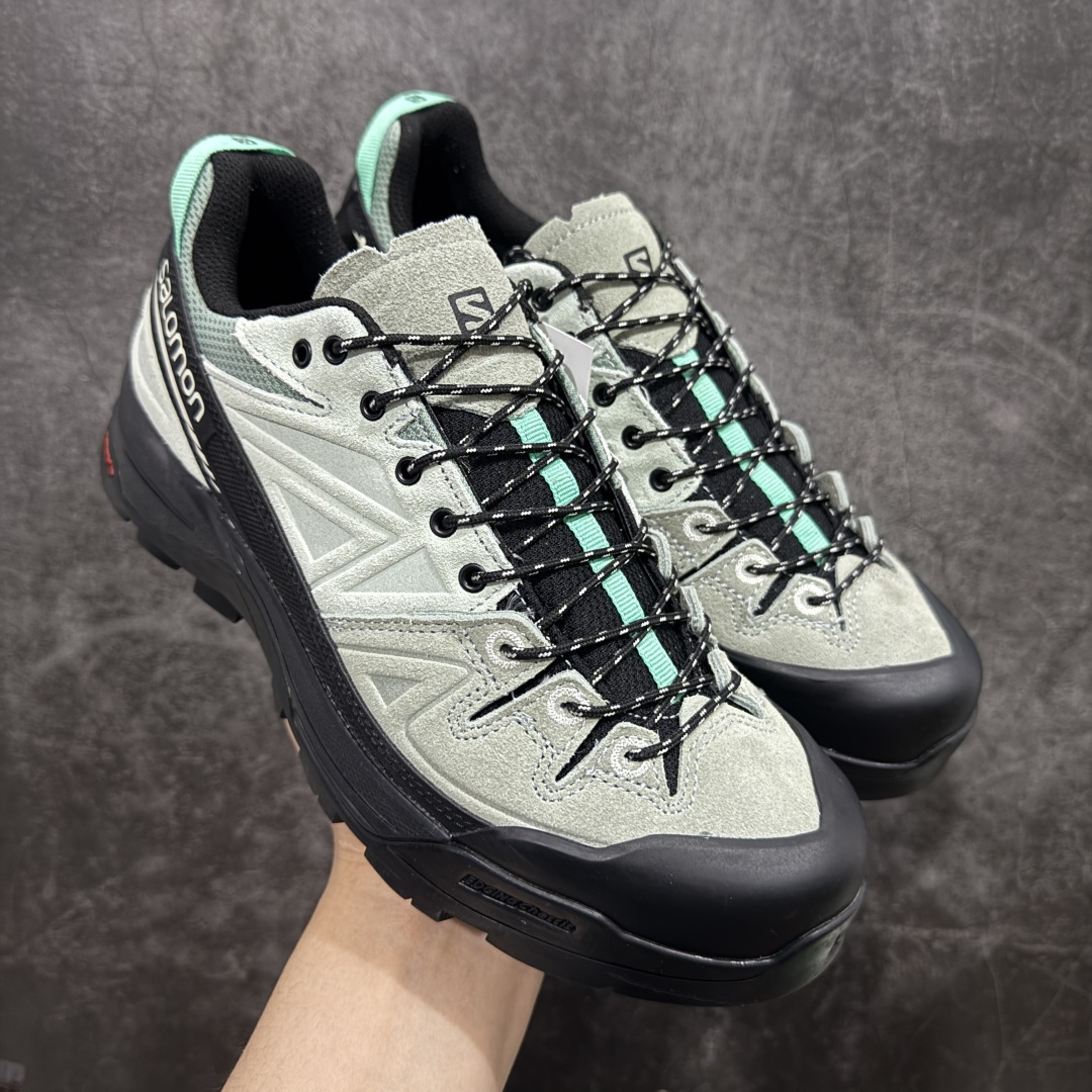 【绿X版】Salomon 萨洛蒙联名 X-Alp LTR系列 情侣款户外休闲运动鞋 黑色緑青色海湾绿 475961 原版购入开发 做货 这款由MM6全新演绎的X-AIp专注于其空气动力学的外观上,标志性白色与奶油色带来都市风格 鞋舌上的MM6 数字标志就像一枚手工印章,与SALOMON大胆而高科技的LOGO相得益彰 另一双则以纯粹的黑色打造,突出富质感的细节,标志性运动鞋被提炼为新的都市经典 为 SALOMON带来静谧气息 配送专柜精美包装 面料: 原版进口牛皮+透气网面 内里:原版进口透气网里 鞋底:原版开模防滑橡胶大底 底厚:4CM 尺码: 36 36.5 37.5 38 38.5 39 40 440.5 41 42 42.5 43 44 44.5 45 46-选品中心