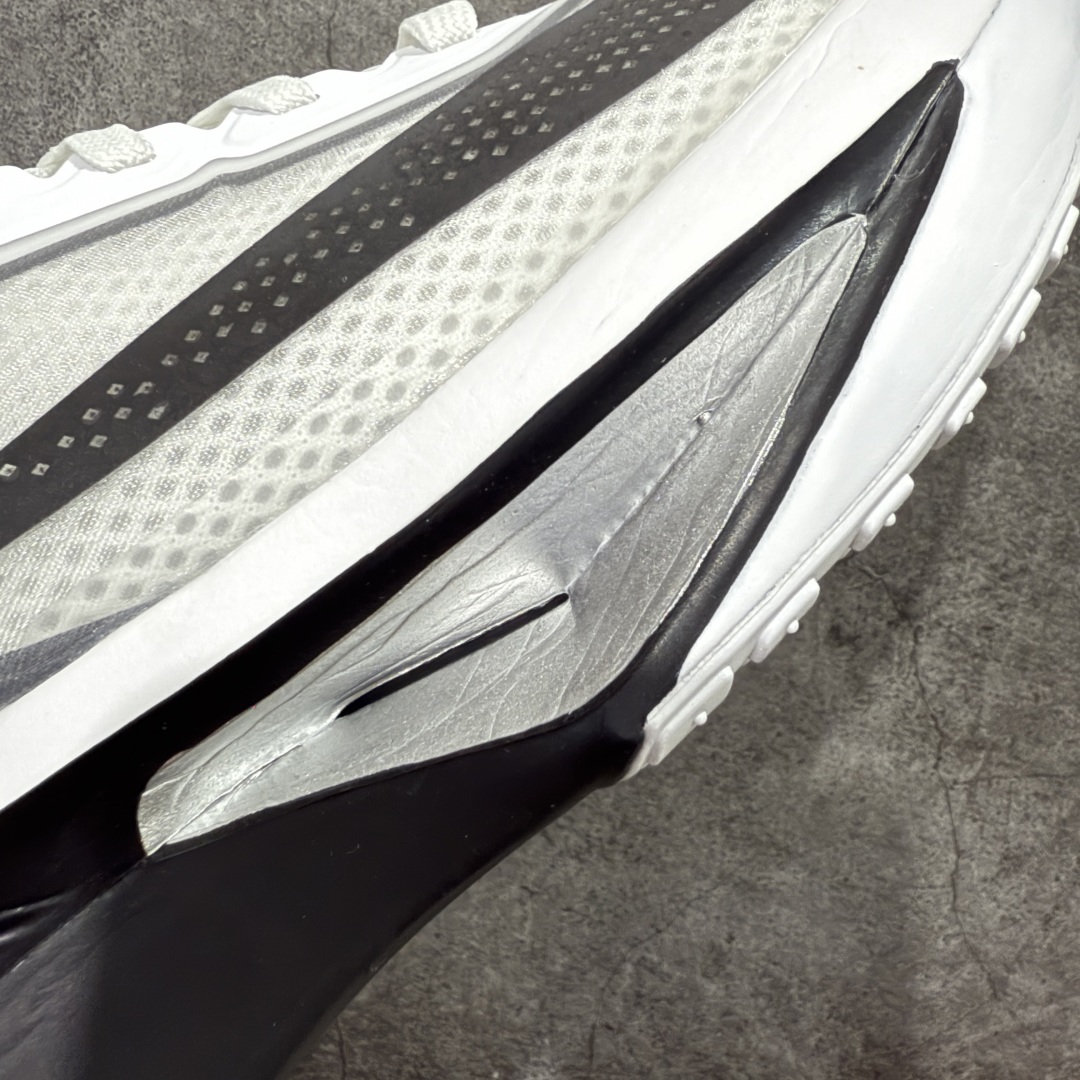 图片[4]-【纯原版】NK Zoom Fly 6 EK竞速飞行6代系列低帮轻质缓震透气休闲运动跑步鞋 FN8454-100 全新纯原版 超高清洁度做工 正确组合大底 内置抗扭片 完美版型 还原脚感 区别通货 健身跑步必备跑鞋💪🏻 NK旗下主打竞速训练的Zoom Fly 6突然官宣，让不少跑步玩家都激动万分。根据 Nike 的官方说法，鞋款由基普乔格亲自监制并测试，可以说是受到地球最强跑者肯定的一双鞋。近日，这双鞋迎来基普乔格专属配色，并释出了官图。灵感来自基普乔格在土地跑道训练的经历，中底造型旨在还原训练后尘土覆盖的感觉。外观方面，延续了超大 Swoosh 的标志性设计，中底充满棱角感与层次感。科技方面，搭载加量ZoomX 与 SR-02 泡绵及全掌型 FlyPlate 碳纤维板 尺码：36 36.5 37.5 38 38.5 39 40 40.5 41 42 42.5 43 44 44.5 45 46-选品中心