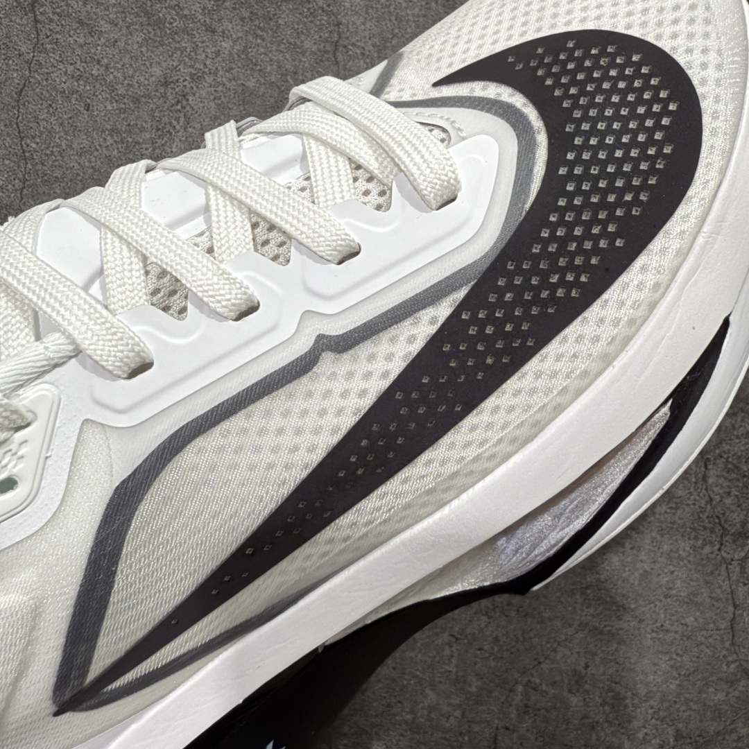 图片[3]-【纯原版】NK Zoom Fly 6 EK竞速飞行6代系列低帮轻质缓震透气休闲运动跑步鞋 FN8454-100 全新纯原版 超高清洁度做工 正确组合大底 内置抗扭片 完美版型 还原脚感 区别通货 健身跑步必备跑鞋💪🏻 NK旗下主打竞速训练的Zoom Fly 6突然官宣，让不少跑步玩家都激动万分。根据 Nike 的官方说法，鞋款由基普乔格亲自监制并测试，可以说是受到地球最强跑者肯定的一双鞋。近日，这双鞋迎来基普乔格专属配色，并释出了官图。灵感来自基普乔格在土地跑道训练的经历，中底造型旨在还原训练后尘土覆盖的感觉。外观方面，延续了超大 Swoosh 的标志性设计，中底充满棱角感与层次感。科技方面，搭载加量ZoomX 与 SR-02 泡绵及全掌型 FlyPlate 碳纤维板 尺码：36 36.5 37.5 38 38.5 39 40 40.5 41 42 42.5 43 44 44.5 45 46-选品中心