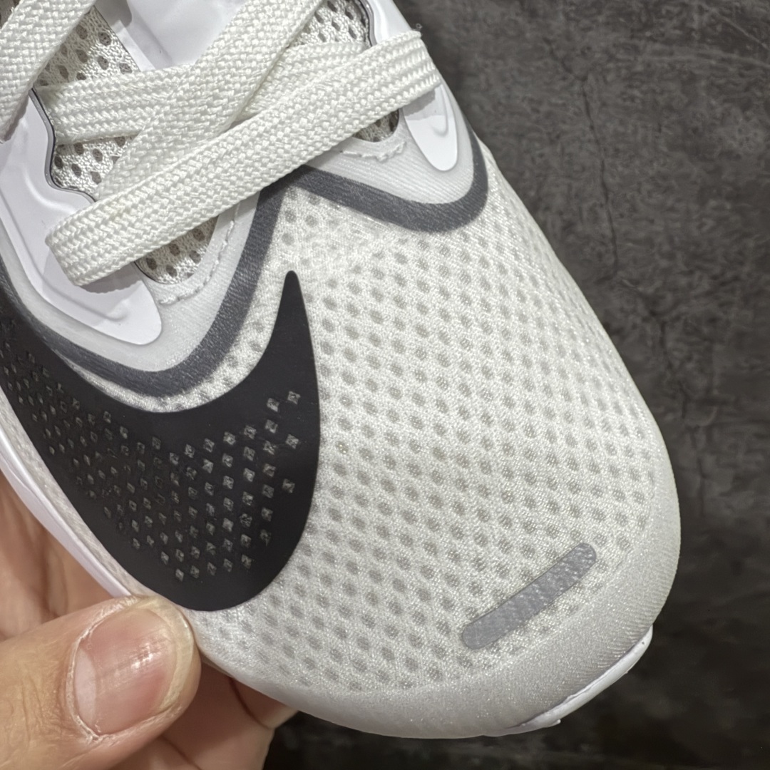 图片[5]-【纯原版】NK Zoom Fly 6 EK竞速飞行6代系列低帮轻质缓震透气休闲运动跑步鞋 FN8454-100 全新纯原版 超高清洁度做工 正确组合大底 内置抗扭片 完美版型 还原脚感 区别通货 健身跑步必备跑鞋💪🏻 NK旗下主打竞速训练的Zoom Fly 6突然官宣，让不少跑步玩家都激动万分。根据 Nike 的官方说法，鞋款由基普乔格亲自监制并测试，可以说是受到地球最强跑者肯定的一双鞋。近日，这双鞋迎来基普乔格专属配色，并释出了官图。灵感来自基普乔格在土地跑道训练的经历，中底造型旨在还原训练后尘土覆盖的感觉。外观方面，延续了超大 Swoosh 的标志性设计，中底充满棱角感与层次感。科技方面，搭载加量ZoomX 与 SR-02 泡绵及全掌型 FlyPlate 碳纤维板 尺码：36 36.5 37.5 38 38.5 39 40 40.5 41 42 42.5 43 44 44.5 45 46-选品中心