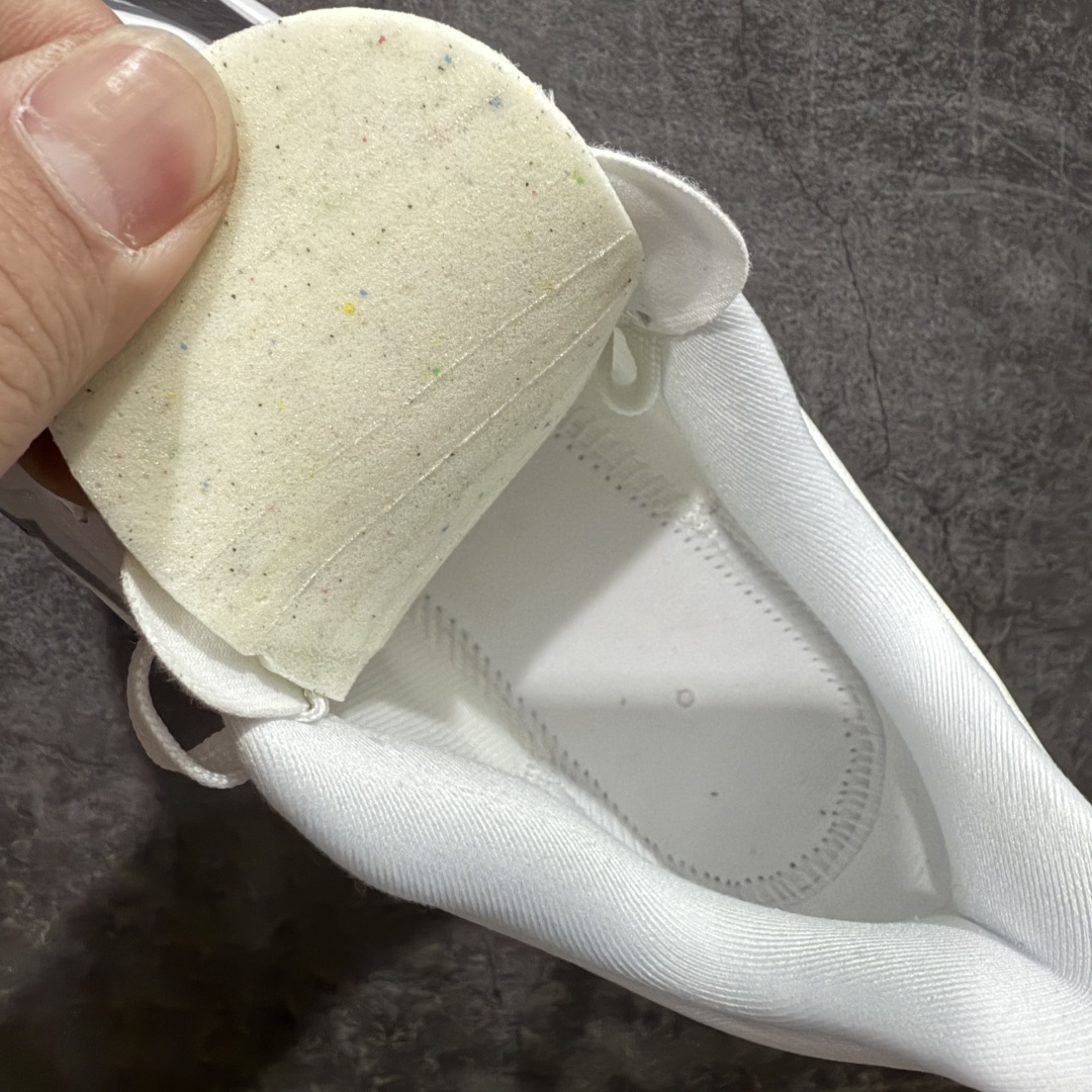 图片[9]-【纯原版】NK Zoom Fly 6 EK竞速飞行6代系列低帮轻质缓震透气休闲运动跑步鞋 FN8454-100 全新纯原版 超高清洁度做工 正确组合大底 内置抗扭片 完美版型 还原脚感 区别通货 健身跑步必备跑鞋💪🏻 NK旗下主打竞速训练的Zoom Fly 6突然官宣，让不少跑步玩家都激动万分。根据 Nike 的官方说法，鞋款由基普乔格亲自监制并测试，可以说是受到地球最强跑者肯定的一双鞋。近日，这双鞋迎来基普乔格专属配色，并释出了官图。灵感来自基普乔格在土地跑道训练的经历，中底造型旨在还原训练后尘土覆盖的感觉。外观方面，延续了超大 Swoosh 的标志性设计，中底充满棱角感与层次感。科技方面，搭载加量ZoomX 与 SR-02 泡绵及全掌型 FlyPlate 碳纤维板 尺码：36 36.5 37.5 38 38.5 39 40 40.5 41 42 42.5 43 44 44.5 45 46-选品中心