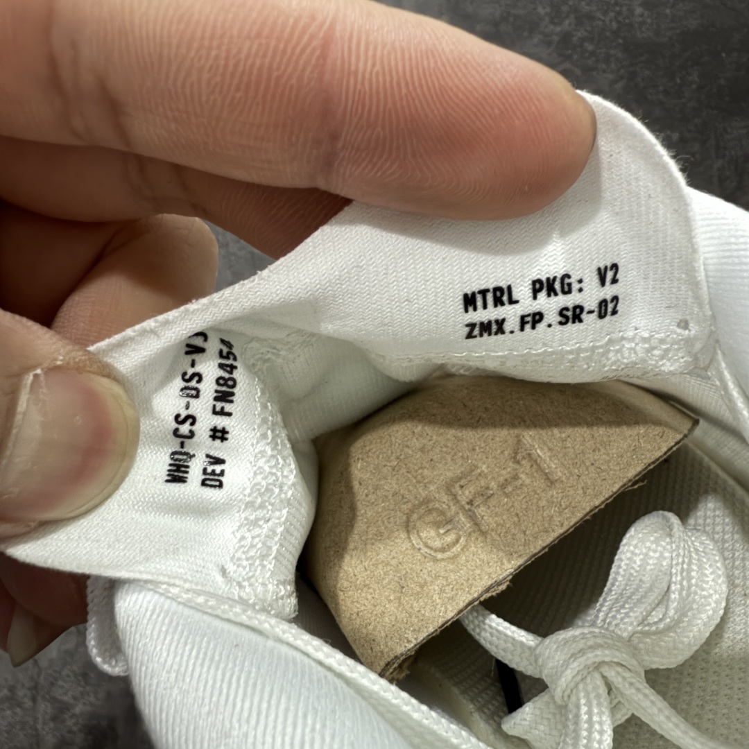 图片[7]-【纯原版】NK Zoom Fly 6 EK竞速飞行6代系列低帮轻质缓震透气休闲运动跑步鞋 FN8454-100 全新纯原版 超高清洁度做工 正确组合大底 内置抗扭片 完美版型 还原脚感 区别通货 健身跑步必备跑鞋💪🏻 NK旗下主打竞速训练的Zoom Fly 6突然官宣，让不少跑步玩家都激动万分。根据 Nike 的官方说法，鞋款由基普乔格亲自监制并测试，可以说是受到地球最强跑者肯定的一双鞋。近日，这双鞋迎来基普乔格专属配色，并释出了官图。灵感来自基普乔格在土地跑道训练的经历，中底造型旨在还原训练后尘土覆盖的感觉。外观方面，延续了超大 Swoosh 的标志性设计，中底充满棱角感与层次感。科技方面，搭载加量ZoomX 与 SR-02 泡绵及全掌型 FlyPlate 碳纤维板 尺码：36 36.5 37.5 38 38.5 39 40 40.5 41 42 42.5 43 44 44.5 45 46-选品中心