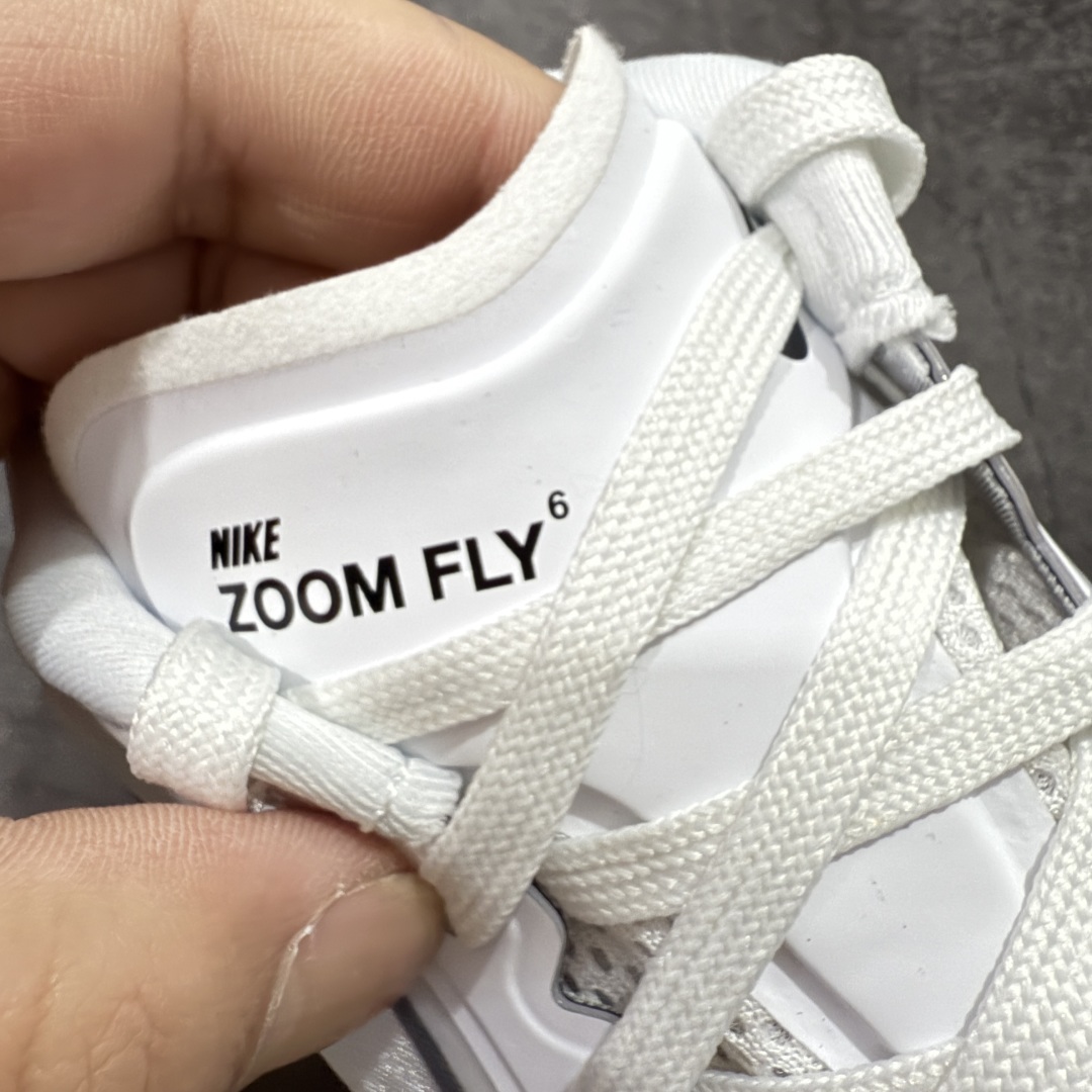 图片[6]-【纯原版】NK Zoom Fly 6 EK竞速飞行6代系列低帮轻质缓震透气休闲运动跑步鞋 FN8454-100 全新纯原版 超高清洁度做工 正确组合大底 内置抗扭片 完美版型 还原脚感 区别通货 健身跑步必备跑鞋💪🏻 NK旗下主打竞速训练的Zoom Fly 6突然官宣，让不少跑步玩家都激动万分。根据 Nike 的官方说法，鞋款由基普乔格亲自监制并测试，可以说是受到地球最强跑者肯定的一双鞋。近日，这双鞋迎来基普乔格专属配色，并释出了官图。灵感来自基普乔格在土地跑道训练的经历，中底造型旨在还原训练后尘土覆盖的感觉。外观方面，延续了超大 Swoosh 的标志性设计，中底充满棱角感与层次感。科技方面，搭载加量ZoomX 与 SR-02 泡绵及全掌型 FlyPlate 碳纤维板 尺码：36 36.5 37.5 38 38.5 39 40 40.5 41 42 42.5 43 44 44.5 45 46-选品中心