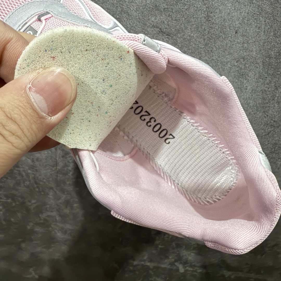 图片[9]-【巅峰版】Salomon 萨洛蒙XT-Whisper Sandy Liang户外 休闲 运动鞋 跑鞋 粉色 478463 原版购入开发 做货 Salomon 对 XT-WHISPER 鞋面设计进行了升级，以多种鞋面材质，构造了丰富的鞋面层次，为鞋款增添摩登现代感。鞋款独特的波浪形 Sensifit系统设计勾勒出鞋身的流动感线条，并结合标志性的Quicklace™ 快速系带系统，保障全鞋舒适包裹感。结合 Contagrip® 大底，在保留鞋款功能性的同时多维度诠释城市户外型格 配送专柜精美包装🛍📦 面料 ： 原版定制进口网面+牛皮 内里 ： 原版进口透气网里 鞋底 ： 原版开模防滑橡胶材质 底厚 ：3.5CM 尺码： 36-40-选品中心