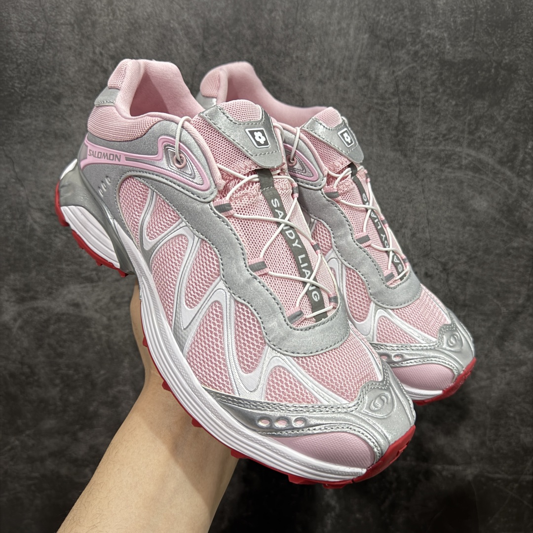 【巅峰版】Salomon 萨洛蒙XT-Whisper Sandy Liang户外 休闲 运动鞋 跑鞋 粉色 478463 原版购入开发 做货 Salomon 对 XT-WHISPER 鞋面设计进行了升级，以多种鞋面材质，构造了丰富的鞋面层次，为鞋款增添摩登现代感。鞋款独特的波浪形 Sensifit系统设计勾勒出鞋身的流动感线条，并结合标志性的Quicklace™ 快速系带系统，保障全鞋舒适包裹感。结合 Contagrip® 大底，在保留鞋款功能性的同时多维度诠释城市户外型格 配送专柜精美包装🛍📦 面料 ： 原版定制进口网面+牛皮 内里 ： 原版进口透气网里 鞋底 ： 原版开模防滑橡胶材质 底厚 ：3.5CM 尺码： 36-40-选品中心