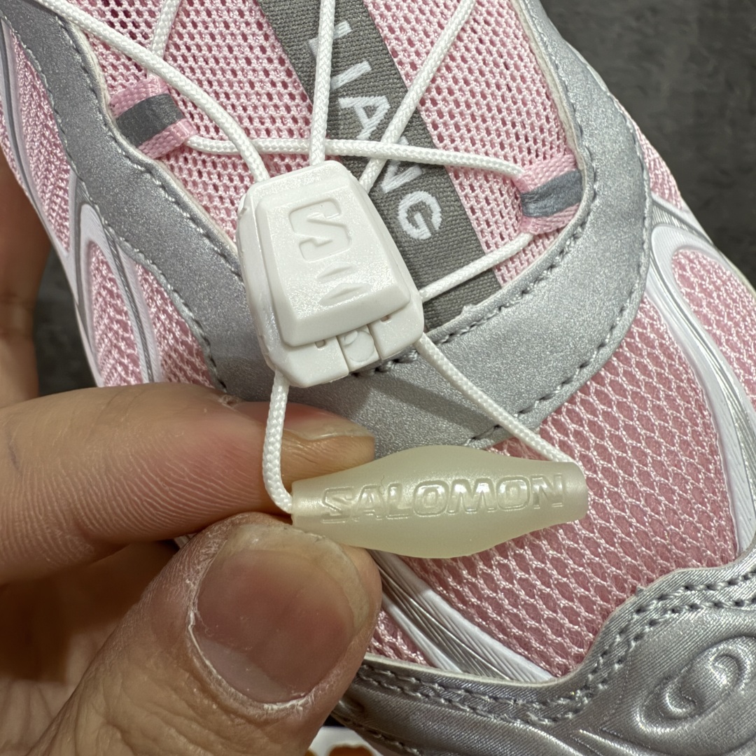 图片[8]-【巅峰版】Salomon 萨洛蒙XT-Whisper Sandy Liang户外 休闲 运动鞋 跑鞋 粉色 478463 原版购入开发 做货 Salomon 对 XT-WHISPER 鞋面设计进行了升级，以多种鞋面材质，构造了丰富的鞋面层次，为鞋款增添摩登现代感。鞋款独特的波浪形 Sensifit系统设计勾勒出鞋身的流动感线条，并结合标志性的Quicklace™ 快速系带系统，保障全鞋舒适包裹感。结合 Contagrip® 大底，在保留鞋款功能性的同时多维度诠释城市户外型格 配送专柜精美包装🛍📦 面料 ： 原版定制进口网面+牛皮 内里 ： 原版进口透气网里 鞋底 ： 原版开模防滑橡胶材质 底厚 ：3.5CM 尺码： 36-40-选品中心