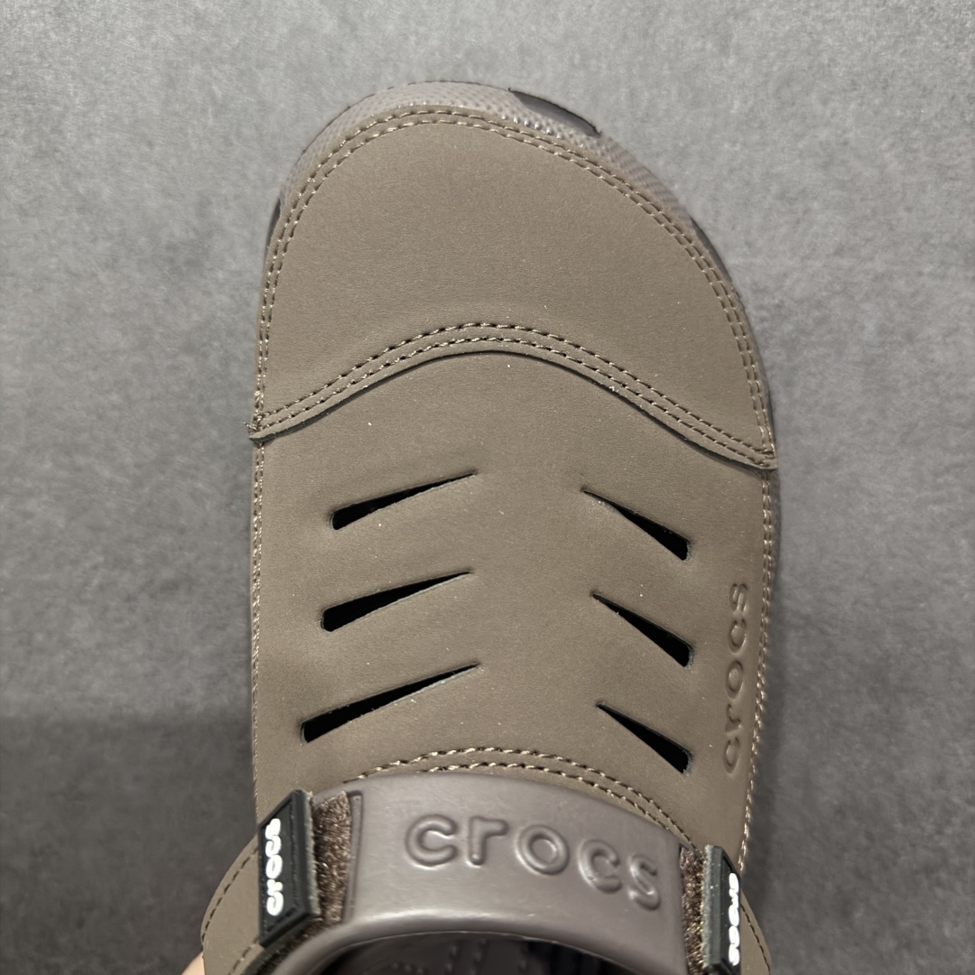 图片[8]-【公司级】Crocs 卡骆驰 EVA 舒适轻便 洞洞鞋 凉鞋 拖鞋 男款 优肯一代 卡其 时尚撞色设计，充满活力的全新系列，同时拥有复古条纹与经典LOGO标志。 可调节后跟带，放前面变成惬意舒适的凉拖，放后面行走跑跳更加稳妥。 #独家原包 原底原料 开模打造 #原厂鞋标 高精密准度 #原楦原纸板开发 匹配原版98%以上 #后跟弧度 正确呈现 #原厂皮料 质感无敌 #皮料切割干净 无任何毛边 清洁度细节完美 尺码：39-40、41-42、42-43、43-44、45-46-选品中心