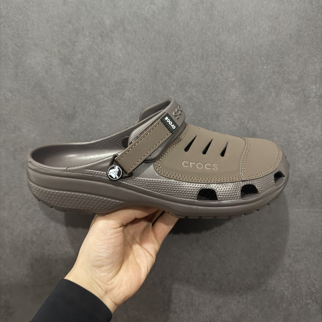 【公司级】Crocs 卡骆驰 EVA 舒适轻便 洞洞鞋 凉鞋 拖鞋 男款 优肯一代 卡其 时尚撞色设计，充满活力的全新系列，同时拥有复古条纹与经典LOGO标志。 可调节后跟带，放前面变成惬意舒适的凉拖，放后面行走跑跳更加稳妥。 #独家原包 原底原料 开模打造 #原厂鞋标 高精密准度 #原楦原纸板开发 匹配原版98%以上 #后跟弧度 正确呈现 #原厂皮料 质感无敌 #皮料切割干净 无任何毛边 清洁度细节完美 尺码：39-40、41-42、42-43、43-44、45-46-选品中心