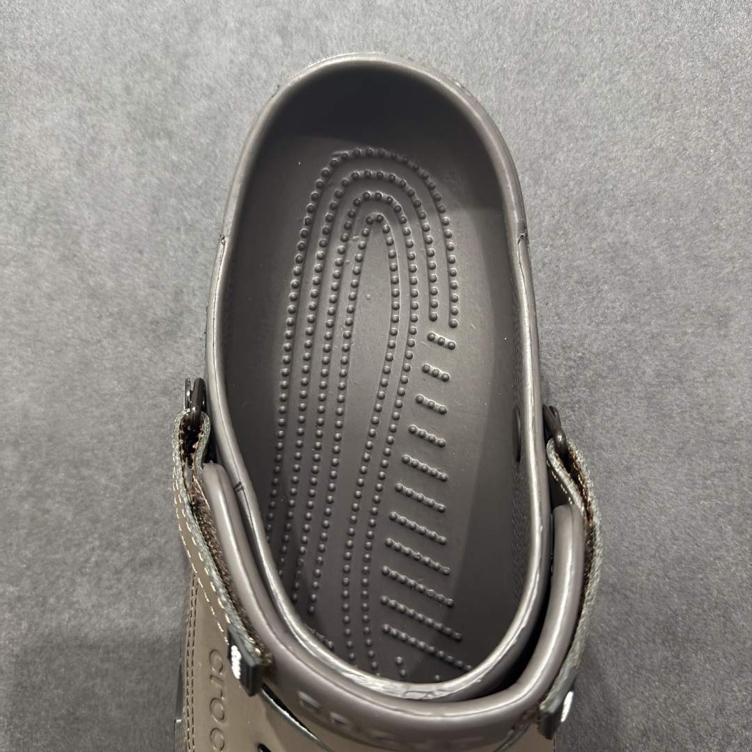 图片[7]-【公司级】Crocs 卡骆驰 EVA 舒适轻便 洞洞鞋 凉鞋 拖鞋 男款 优肯一代 卡其 时尚撞色设计，充满活力的全新系列，同时拥有复古条纹与经典LOGO标志。 可调节后跟带，放前面变成惬意舒适的凉拖，放后面行走跑跳更加稳妥。 #独家原包 原底原料 开模打造 #原厂鞋标 高精密准度 #原楦原纸板开发 匹配原版98%以上 #后跟弧度 正确呈现 #原厂皮料 质感无敌 #皮料切割干净 无任何毛边 清洁度细节完美 尺码：39-40、41-42、42-43、43-44、45-46-选品中心