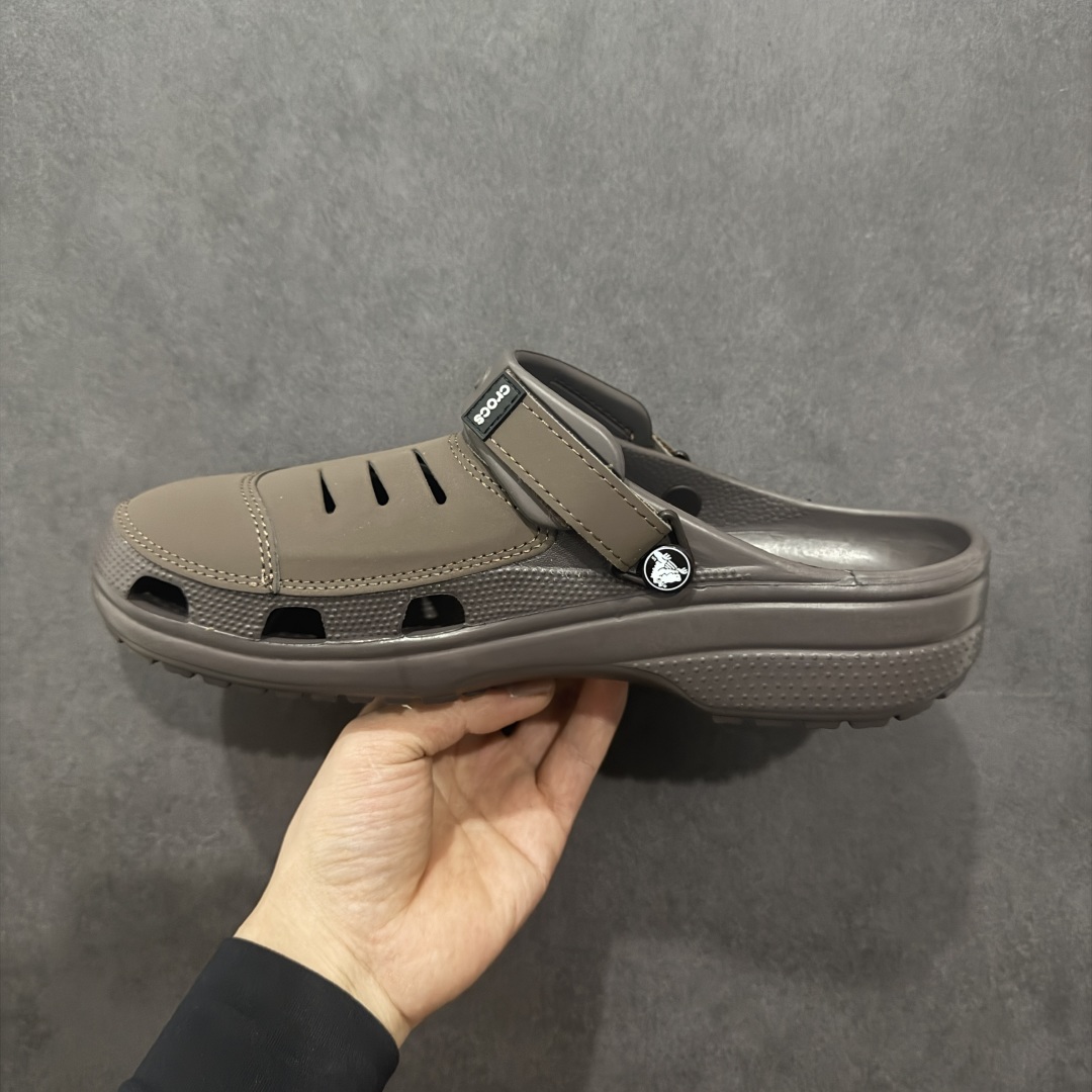 图片[2]-【公司级】Crocs 卡骆驰 EVA 舒适轻便 洞洞鞋 凉鞋 拖鞋 男款 优肯一代 卡其 时尚撞色设计，充满活力的全新系列，同时拥有复古条纹与经典LOGO标志。 可调节后跟带，放前面变成惬意舒适的凉拖，放后面行走跑跳更加稳妥。 #独家原包 原底原料 开模打造 #原厂鞋标 高精密准度 #原楦原纸板开发 匹配原版98%以上 #后跟弧度 正确呈现 #原厂皮料 质感无敌 #皮料切割干净 无任何毛边 清洁度细节完美 尺码：39-40、41-42、42-43、43-44、45-46-选品中心