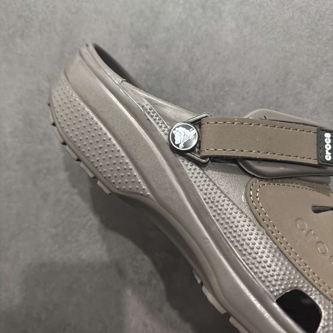 图片[6]-【公司级】Crocs 卡骆驰 EVA 舒适轻便 洞洞鞋 凉鞋 拖鞋 男款 优肯一代 卡其 时尚撞色设计，充满活力的全新系列，同时拥有复古条纹与经典LOGO标志。 可调节后跟带，放前面变成惬意舒适的凉拖，放后面行走跑跳更加稳妥。 #独家原包 原底原料 开模打造 #原厂鞋标 高精密准度 #原楦原纸板开发 匹配原版98%以上 #后跟弧度 正确呈现 #原厂皮料 质感无敌 #皮料切割干净 无任何毛边 清洁度细节完美 尺码：39-40、41-42、42-43、43-44、45-46-选品中心