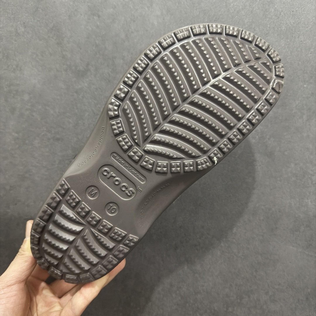 图片[9]-【公司级】Crocs 卡骆驰 EVA 舒适轻便 洞洞鞋 凉鞋 拖鞋 男款 优肯一代 卡其 时尚撞色设计，充满活力的全新系列，同时拥有复古条纹与经典LOGO标志。 可调节后跟带，放前面变成惬意舒适的凉拖，放后面行走跑跳更加稳妥。 #独家原包 原底原料 开模打造 #原厂鞋标 高精密准度 #原楦原纸板开发 匹配原版98%以上 #后跟弧度 正确呈现 #原厂皮料 质感无敌 #皮料切割干净 无任何毛边 清洁度细节完美 尺码：39-40、41-42、42-43、43-44、45-46-选品中心