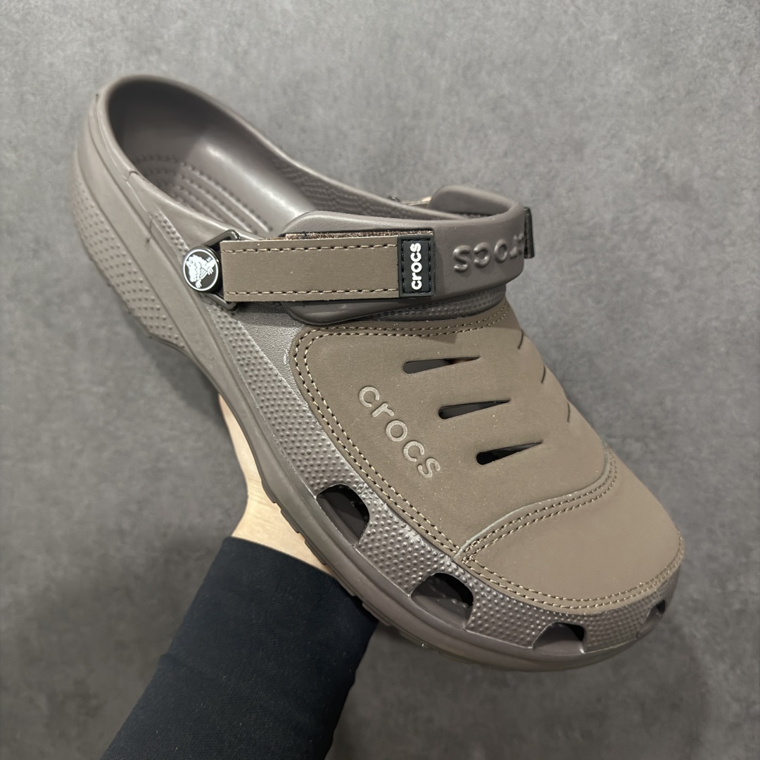 图片[3]-【公司级】Crocs 卡骆驰 EVA 舒适轻便 洞洞鞋 凉鞋 拖鞋 男款 优肯一代 卡其 时尚撞色设计，充满活力的全新系列，同时拥有复古条纹与经典LOGO标志。 可调节后跟带，放前面变成惬意舒适的凉拖，放后面行走跑跳更加稳妥。 #独家原包 原底原料 开模打造 #原厂鞋标 高精密准度 #原楦原纸板开发 匹配原版98%以上 #后跟弧度 正确呈现 #原厂皮料 质感无敌 #皮料切割干净 无任何毛边 清洁度细节完美 尺码：39-40、41-42、42-43、43-44、45-46-选品中心