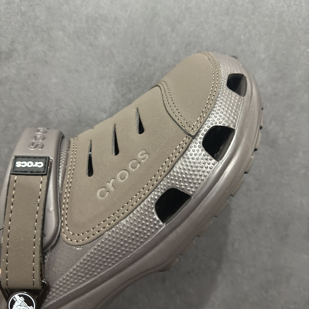 图片[5]-【公司级】Crocs 卡骆驰 EVA 舒适轻便 洞洞鞋 凉鞋 拖鞋 男款 优肯一代 卡其 时尚撞色设计，充满活力的全新系列，同时拥有复古条纹与经典LOGO标志。 可调节后跟带，放前面变成惬意舒适的凉拖，放后面行走跑跳更加稳妥。 #独家原包 原底原料 开模打造 #原厂鞋标 高精密准度 #原楦原纸板开发 匹配原版98%以上 #后跟弧度 正确呈现 #原厂皮料 质感无敌 #皮料切割干净 无任何毛边 清洁度细节完美 尺码：39-40、41-42、42-43、43-44、45-46-选品中心