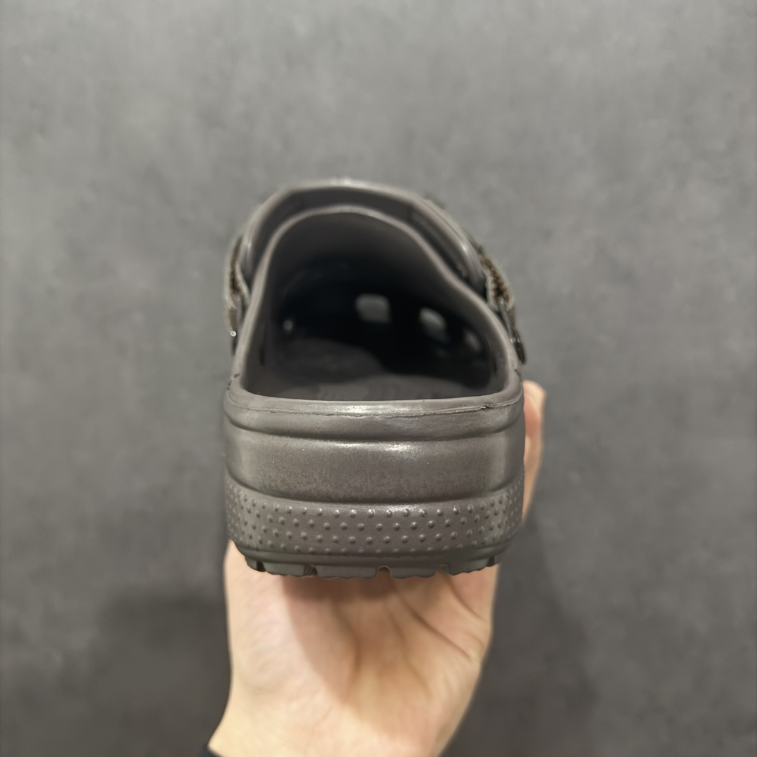 图片[4]-【公司级】Crocs 卡骆驰 EVA 舒适轻便 洞洞鞋 凉鞋 拖鞋 男款 优肯一代 卡其 时尚撞色设计，充满活力的全新系列，同时拥有复古条纹与经典LOGO标志。 可调节后跟带，放前面变成惬意舒适的凉拖，放后面行走跑跳更加稳妥。 #独家原包 原底原料 开模打造 #原厂鞋标 高精密准度 #原楦原纸板开发 匹配原版98%以上 #后跟弧度 正确呈现 #原厂皮料 质感无敌 #皮料切割干净 无任何毛边 清洁度细节完美 尺码：39-40、41-42、42-43、43-44、45-46-选品中心