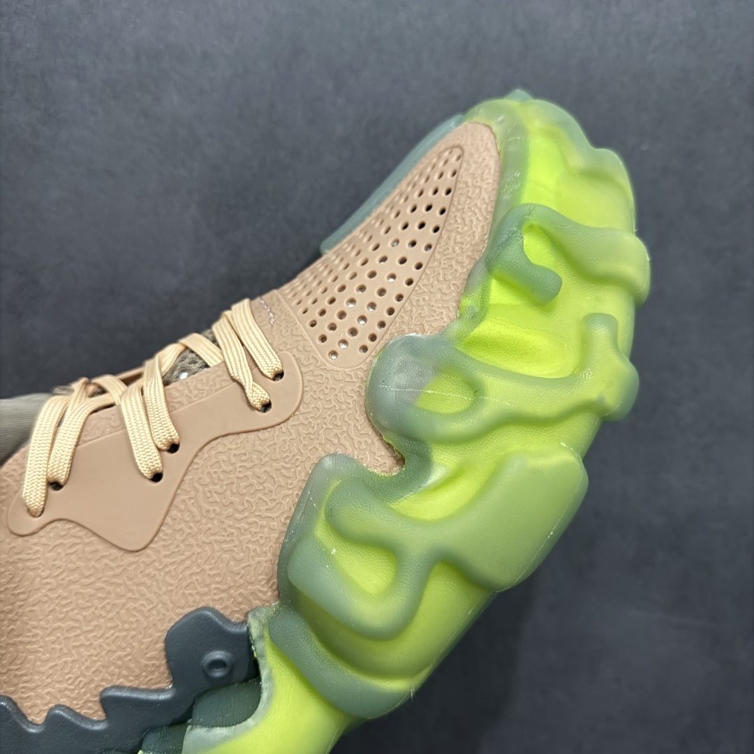 图片[5]-【DG莞产】Salehe Bembury x Crocs Pollex Juniper 卡骆驰联名款经典简约休闲沙滩洞洞拖鞋凉鞋 原版超大鞋盒包装 超轻Croslite专利材料打造 鞋面更加耐用易清洗 该鞋款轻盈舒适 2002年 经典克骆格诞生 秉承外形简单 穿着舒适的初衷 不断为消费者带来舒适的穿着体验 穿出“趣”味 鞋面洞洞可搭彰显个性的智必星 一鞋两穿 可调节式后跟带增添鞋身的稳固性能 放前面变成愜意舒适的凉拖 放后面行走跑跳更加稳妥 Croslite ™材料 封闭式细胞树脂 能够在体温作用下自动变形以适应脚部形状 涉水性优秀的同时易于清洁 抓地力强 不易打滑 Crocs的核心理念：轻便 灵活 全方位的舒适感 同步官方尺码：M4（36-37） M5（37-38）M6（38-39）M7（39-40）M8（41-42）M9（42-43）M10（43-44）M11（45-46）-选品中心