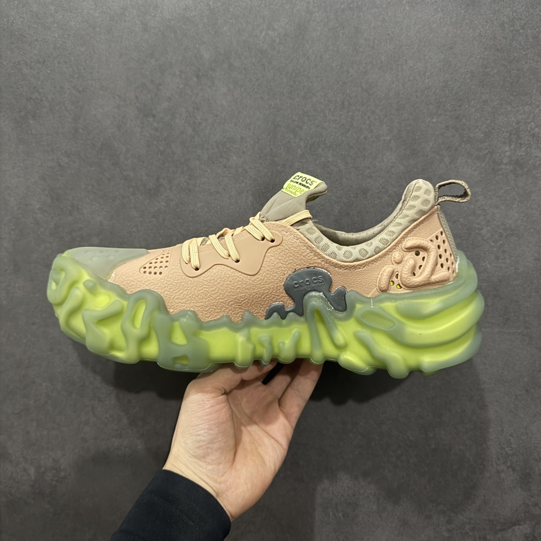 图片[2]-【DG莞产】Salehe Bembury x Crocs Pollex Juniper 卡骆驰联名款经典简约休闲沙滩洞洞拖鞋凉鞋 原版超大鞋盒包装 超轻Croslite专利材料打造 鞋面更加耐用易清洗 该鞋款轻盈舒适 2002年 经典克骆格诞生 秉承外形简单 穿着舒适的初衷 不断为消费者带来舒适的穿着体验 穿出“趣”味 鞋面洞洞可搭彰显个性的智必星 一鞋两穿 可调节式后跟带增添鞋身的稳固性能 放前面变成愜意舒适的凉拖 放后面行走跑跳更加稳妥 Croslite ™材料 封闭式细胞树脂 能够在体温作用下自动变形以适应脚部形状 涉水性优秀的同时易于清洁 抓地力强 不易打滑 Crocs的核心理念：轻便 灵活 全方位的舒适感 同步官方尺码：M4（36-37） M5（37-38）M6（38-39）M7（39-40）M8（41-42）M9（42-43）M10（43-44）M11（45-46）-选品中心