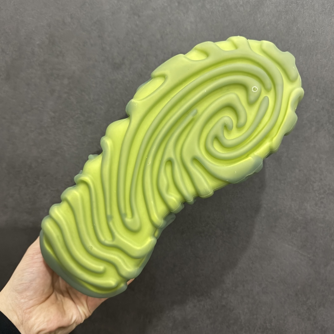 图片[9]-【DG莞产】Salehe Bembury x Crocs Pollex Juniper 卡骆驰联名款经典简约休闲沙滩洞洞拖鞋凉鞋 原版超大鞋盒包装 超轻Croslite专利材料打造 鞋面更加耐用易清洗 该鞋款轻盈舒适 2002年 经典克骆格诞生 秉承外形简单 穿着舒适的初衷 不断为消费者带来舒适的穿着体验 穿出“趣”味 鞋面洞洞可搭彰显个性的智必星 一鞋两穿 可调节式后跟带增添鞋身的稳固性能 放前面变成愜意舒适的凉拖 放后面行走跑跳更加稳妥 Croslite ™材料 封闭式细胞树脂 能够在体温作用下自动变形以适应脚部形状 涉水性优秀的同时易于清洁 抓地力强 不易打滑 Crocs的核心理念：轻便 灵活 全方位的舒适感 同步官方尺码：M4（36-37） M5（37-38）M6（38-39）M7（39-40）M8（41-42）M9（42-43）M10（43-44）M11（45-46）-选品中心