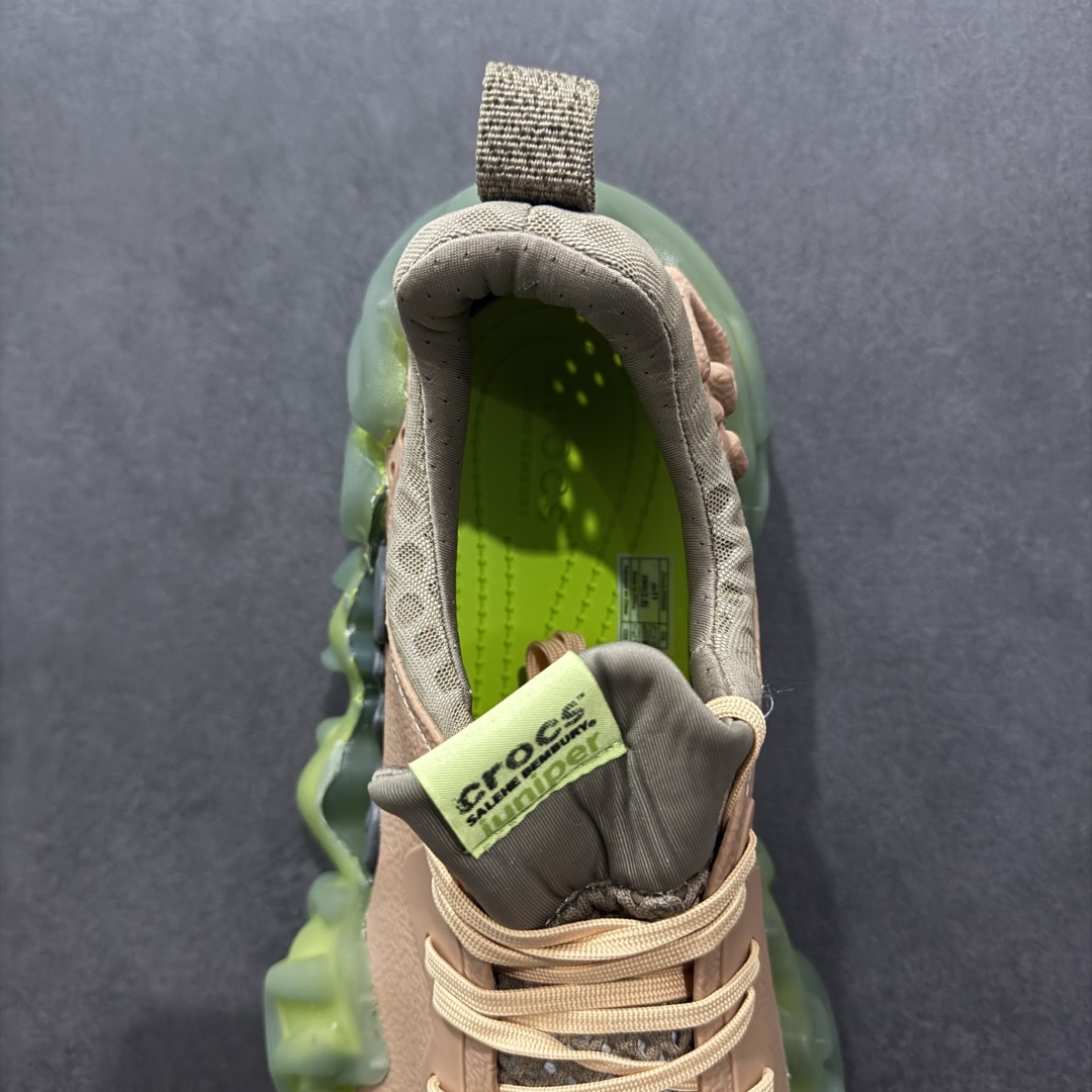 图片[7]-【DG莞产】Salehe Bembury x Crocs Pollex Juniper 卡骆驰联名款经典简约休闲沙滩洞洞拖鞋凉鞋 原版超大鞋盒包装 超轻Croslite专利材料打造 鞋面更加耐用易清洗 该鞋款轻盈舒适 2002年 经典克骆格诞生 秉承外形简单 穿着舒适的初衷 不断为消费者带来舒适的穿着体验 穿出“趣”味 鞋面洞洞可搭彰显个性的智必星 一鞋两穿 可调节式后跟带增添鞋身的稳固性能 放前面变成愜意舒适的凉拖 放后面行走跑跳更加稳妥 Croslite ™材料 封闭式细胞树脂 能够在体温作用下自动变形以适应脚部形状 涉水性优秀的同时易于清洁 抓地力强 不易打滑 Crocs的核心理念：轻便 灵活 全方位的舒适感 同步官方尺码：M4（36-37） M5（37-38）M6（38-39）M7（39-40）M8（41-42）M9（42-43）M10（43-44）M11（45-46）-选品中心
