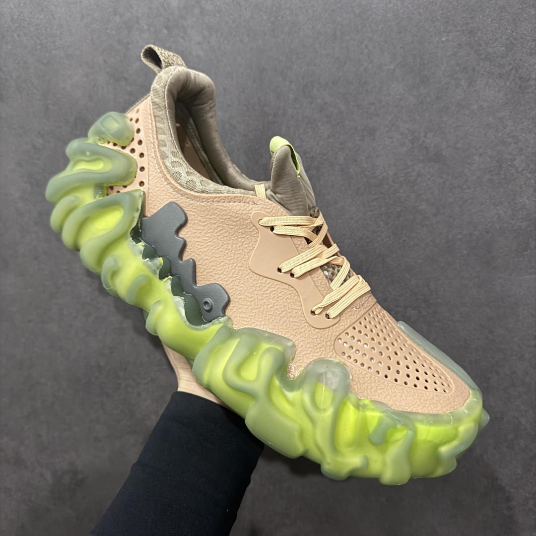 图片[3]-【DG莞产】Salehe Bembury x Crocs Pollex Juniper 卡骆驰联名款经典简约休闲沙滩洞洞拖鞋凉鞋 原版超大鞋盒包装 超轻Croslite专利材料打造 鞋面更加耐用易清洗 该鞋款轻盈舒适 2002年 经典克骆格诞生 秉承外形简单 穿着舒适的初衷 不断为消费者带来舒适的穿着体验 穿出“趣”味 鞋面洞洞可搭彰显个性的智必星 一鞋两穿 可调节式后跟带增添鞋身的稳固性能 放前面变成愜意舒适的凉拖 放后面行走跑跳更加稳妥 Croslite ™材料 封闭式细胞树脂 能够在体温作用下自动变形以适应脚部形状 涉水性优秀的同时易于清洁 抓地力强 不易打滑 Crocs的核心理念：轻便 灵活 全方位的舒适感 同步官方尺码：M4（36-37） M5（37-38）M6（38-39）M7（39-40）M8（41-42）M9（42-43）M10（43-44）M11（45-46）-选品中心