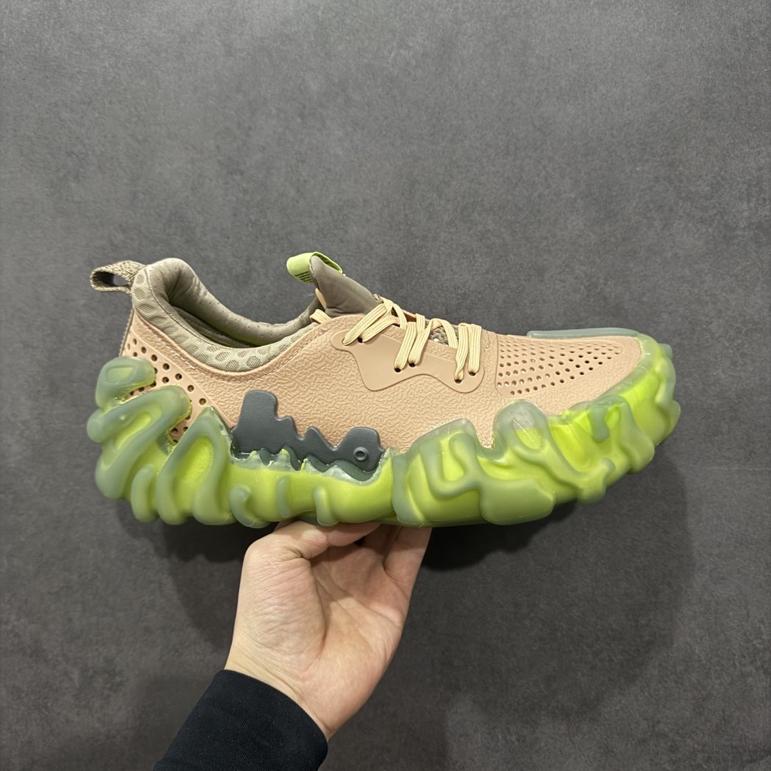 【DG莞产】Salehe Bembury x Crocs Pollex Juniper 卡骆驰联名款经典简约休闲沙滩洞洞拖鞋凉鞋 原版超大鞋盒包装 超轻Croslite专利材料打造 鞋面更加耐用易清洗 该鞋款轻盈舒适 2002年 经典克骆格诞生 秉承外形简单 穿着舒适的初衷 不断为消费者带来舒适的穿着体验 穿出“趣”味 鞋面洞洞可搭彰显个性的智必星 一鞋两穿 可调节式后跟带增添鞋身的稳固性能 放前面变成愜意舒适的凉拖 放后面行走跑跳更加稳妥 Croslite ™材料 封闭式细胞树脂 能够在体温作用下自动变形以适应脚部形状 涉水性优秀的同时易于清洁 抓地力强 不易打滑 Crocs的核心理念：轻便 灵活 全方位的舒适感 同步官方尺码：M4（36-37） M5（37-38）M6（38-39）M7（39-40）M8（41-42）M9（42-43）M10（43-44）M11（45-46）-选品中心