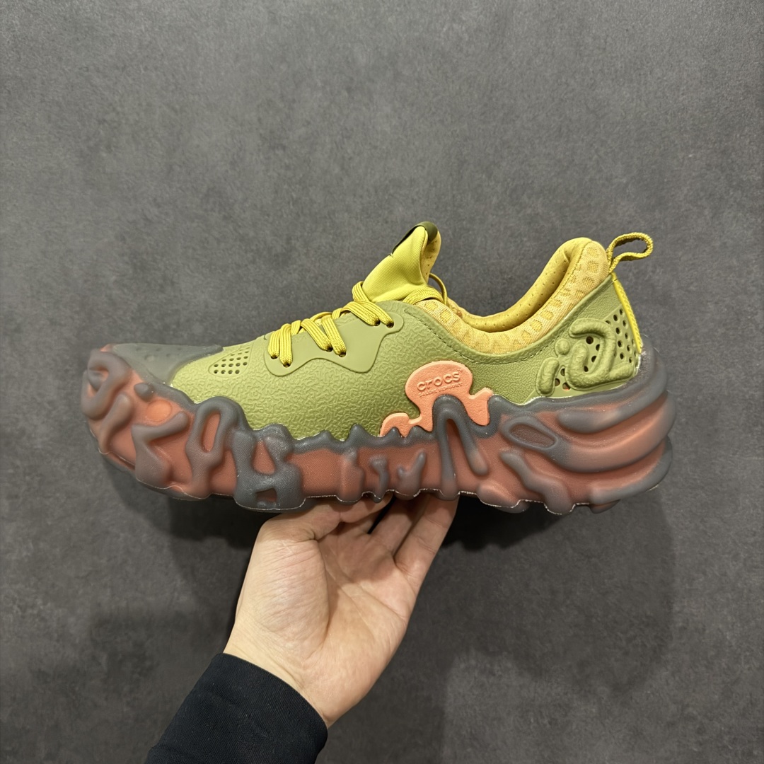 图片[2]-【DG莞产】Salehe Bembury x Crocs Pollex Juniper 卡骆驰联名款经典简约休闲沙滩洞洞拖鞋凉鞋 原版超大鞋盒包装 超轻Croslite专利材料打造 鞋面更加耐用易清洗 该鞋款轻盈舒适 2002年 经典克骆格诞生 秉承外形简单 穿着舒适的初衷 不断为消费者带来舒适的穿着体验 穿出“趣”味 鞋面洞洞可搭彰显个性的智必星 一鞋两穿 可调节式后跟带增添鞋身的稳固性能 放前面变成愜意舒适的凉拖 放后面行走跑跳更加稳妥 Croslite ™材料 封闭式细胞树脂 能够在体温作用下自动变形以适应脚部形状 涉水性优秀的同时易于清洁 抓地力强 不易打滑 Crocs的核心理念：轻便 灵活 全方位的舒适感 同步官方尺码：M4（36-37） M5（37-38）M6（38-39）M7（39-40）M8（41-42）M9（42-43）M10（43-44）M11（45-46）-选品中心