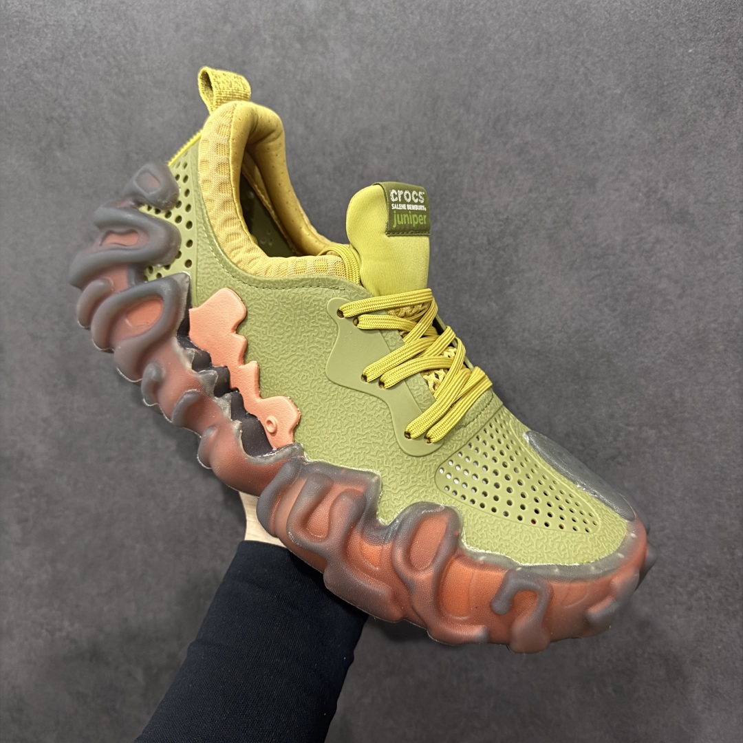 图片[3]-【DG莞产】Salehe Bembury x Crocs Pollex Juniper 卡骆驰联名款经典简约休闲沙滩洞洞拖鞋凉鞋 原版超大鞋盒包装 超轻Croslite专利材料打造 鞋面更加耐用易清洗 该鞋款轻盈舒适 2002年 经典克骆格诞生 秉承外形简单 穿着舒适的初衷 不断为消费者带来舒适的穿着体验 穿出“趣”味 鞋面洞洞可搭彰显个性的智必星 一鞋两穿 可调节式后跟带增添鞋身的稳固性能 放前面变成愜意舒适的凉拖 放后面行走跑跳更加稳妥 Croslite ™材料 封闭式细胞树脂 能够在体温作用下自动变形以适应脚部形状 涉水性优秀的同时易于清洁 抓地力强 不易打滑 Crocs的核心理念：轻便 灵活 全方位的舒适感 同步官方尺码：M4（36-37） M5（37-38）M6（38-39）M7（39-40）M8（41-42）M9（42-43）M10（43-44）M11（45-46）-选品中心