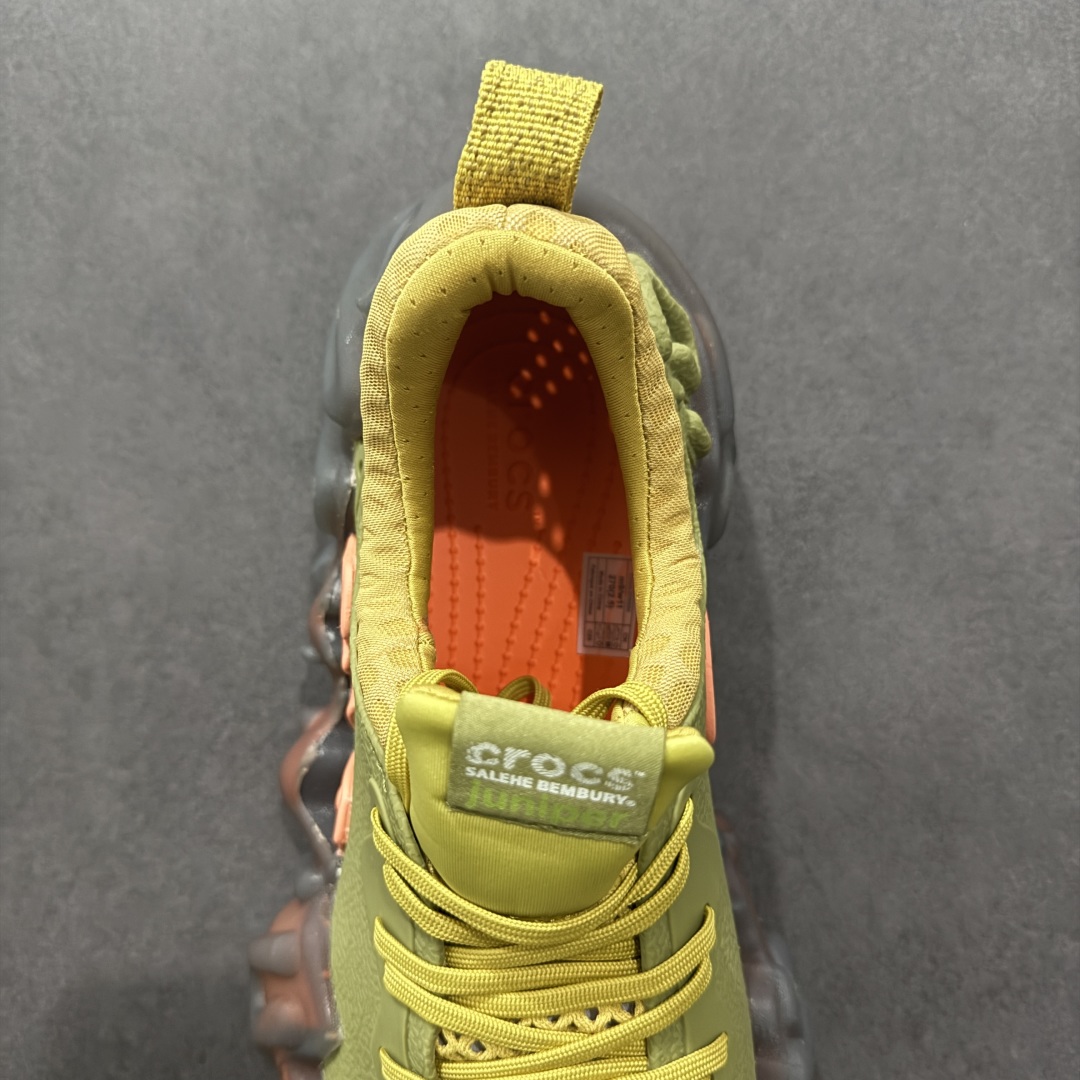 图片[7]-【DG莞产】Salehe Bembury x Crocs Pollex Juniper 卡骆驰联名款经典简约休闲沙滩洞洞拖鞋凉鞋 原版超大鞋盒包装 超轻Croslite专利材料打造 鞋面更加耐用易清洗 该鞋款轻盈舒适 2002年 经典克骆格诞生 秉承外形简单 穿着舒适的初衷 不断为消费者带来舒适的穿着体验 穿出“趣”味 鞋面洞洞可搭彰显个性的智必星 一鞋两穿 可调节式后跟带增添鞋身的稳固性能 放前面变成愜意舒适的凉拖 放后面行走跑跳更加稳妥 Croslite ™材料 封闭式细胞树脂 能够在体温作用下自动变形以适应脚部形状 涉水性优秀的同时易于清洁 抓地力强 不易打滑 Crocs的核心理念：轻便 灵活 全方位的舒适感 同步官方尺码：M4（36-37） M5（37-38）M6（38-39）M7（39-40）M8（41-42）M9（42-43）M10（43-44）M11（45-46）-选品中心