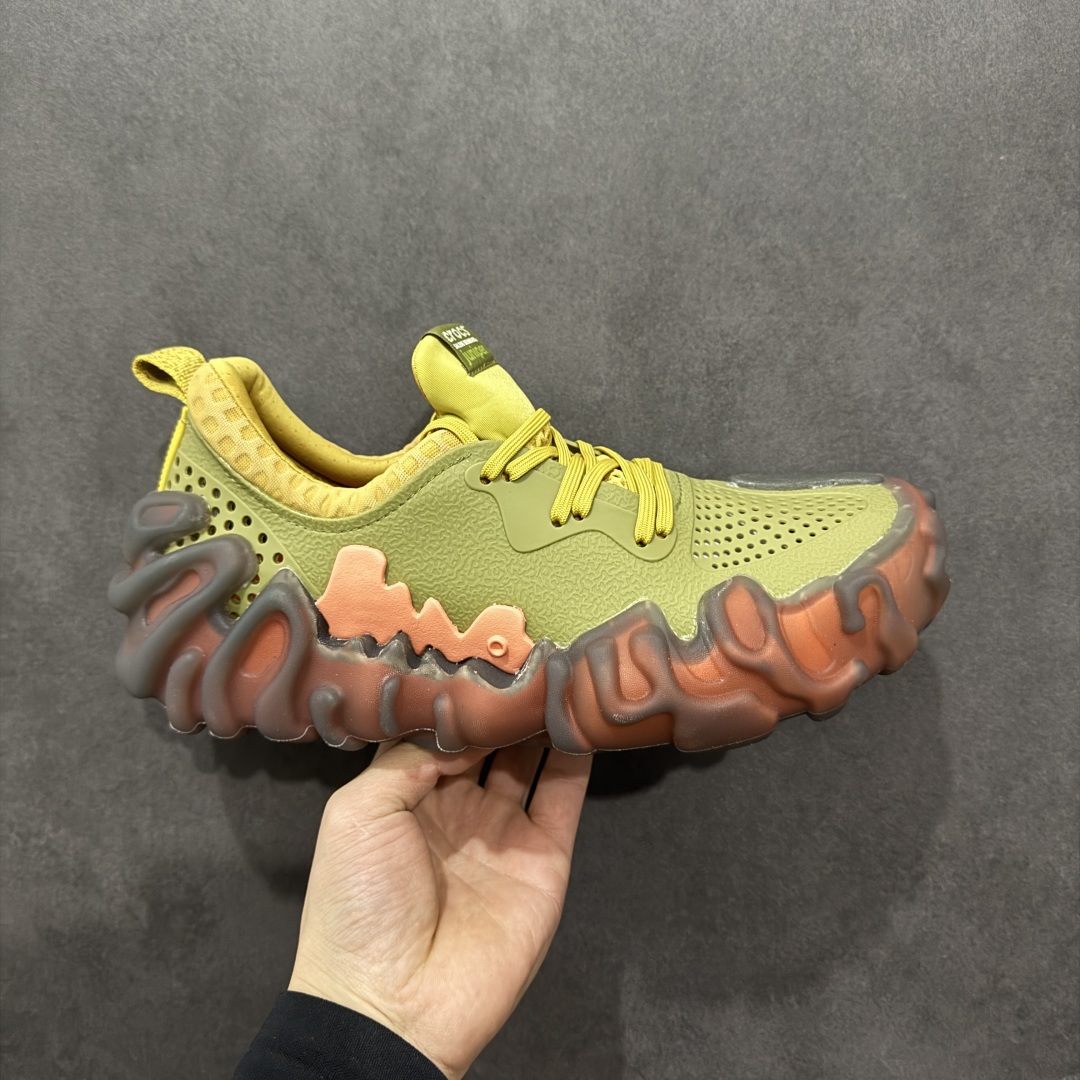 【DG莞产】Salehe Bembury x Crocs Pollex Juniper 卡骆驰联名款经典简约休闲沙滩洞洞拖鞋凉鞋 原版超大鞋盒包装 超轻Croslite专利材料打造 鞋面更加耐用易清洗 该鞋款轻盈舒适 2002年 经典克骆格诞生 秉承外形简单 穿着舒适的初衷 不断为消费者带来舒适的穿着体验 穿出“趣”味 鞋面洞洞可搭彰显个性的智必星 一鞋两穿 可调节式后跟带增添鞋身的稳固性能 放前面变成愜意舒适的凉拖 放后面行走跑跳更加稳妥 Croslite ™材料 封闭式细胞树脂 能够在体温作用下自动变形以适应脚部形状 涉水性优秀的同时易于清洁 抓地力强 不易打滑 Crocs的核心理念：轻便 灵活 全方位的舒适感 同步官方尺码：M4（36-37） M5（37-38）M6（38-39）M7（39-40）M8（41-42）M9（42-43）M10（43-44）M11（45-46）-选品中心