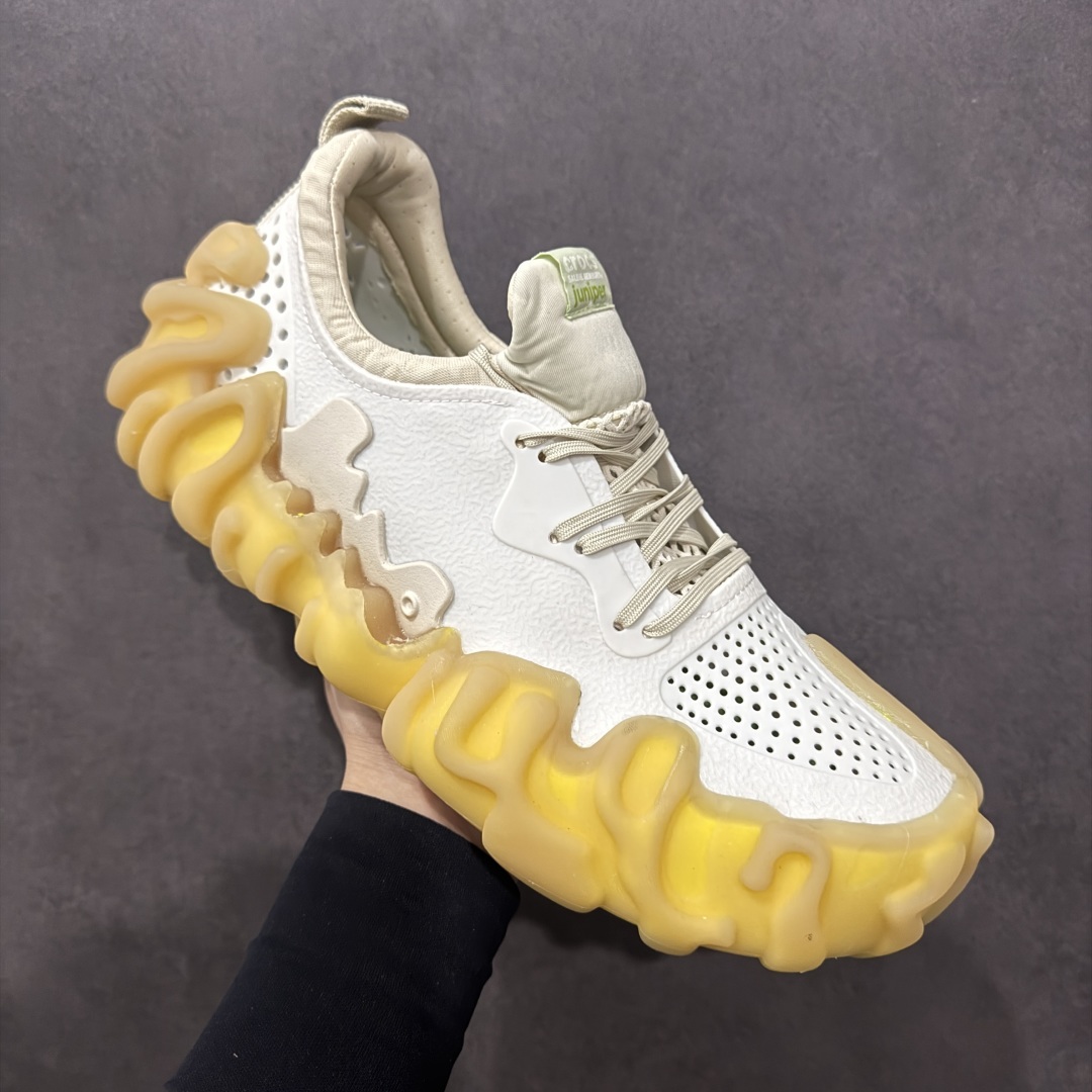 图片[3]-【DG莞产】Salehe Bembury x Crocs Pollex Juniper 卡骆驰联名款经典简约休闲沙滩洞洞拖鞋凉鞋 原版超大鞋盒包装 超轻Croslite专利材料打造 鞋面更加耐用易清洗 该鞋款轻盈舒适 2002年 经典克骆格诞生 秉承外形简单 穿着舒适的初衷 不断为消费者带来舒适的穿着体验 穿出“趣”味 鞋面洞洞可搭彰显个性的智必星 一鞋两穿 可调节式后跟带增添鞋身的稳固性能 放前面变成愜意舒适的凉拖 放后面行走跑跳更加稳妥 Croslite ™材料 封闭式细胞树脂 能够在体温作用下自动变形以适应脚部形状 涉水性优秀的同时易于清洁 抓地力强 不易打滑 Crocs的核心理念：轻便 灵活 全方位的舒适感 同步官方尺码：M4（36-37） M5（37-38）M6（38-39）M7（39-40）M8（41-42）M9（42-43）M10（43-44）M11（45-46）-选品中心