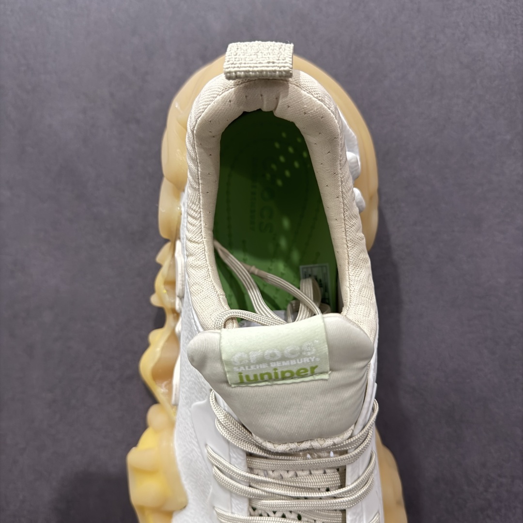 图片[7]-【DG莞产】Salehe Bembury x Crocs Pollex Juniper 卡骆驰联名款经典简约休闲沙滩洞洞拖鞋凉鞋 原版超大鞋盒包装 超轻Croslite专利材料打造 鞋面更加耐用易清洗 该鞋款轻盈舒适 2002年 经典克骆格诞生 秉承外形简单 穿着舒适的初衷 不断为消费者带来舒适的穿着体验 穿出“趣”味 鞋面洞洞可搭彰显个性的智必星 一鞋两穿 可调节式后跟带增添鞋身的稳固性能 放前面变成愜意舒适的凉拖 放后面行走跑跳更加稳妥 Croslite ™材料 封闭式细胞树脂 能够在体温作用下自动变形以适应脚部形状 涉水性优秀的同时易于清洁 抓地力强 不易打滑 Crocs的核心理念：轻便 灵活 全方位的舒适感 同步官方尺码：M4（36-37） M5（37-38）M6（38-39）M7（39-40）M8（41-42）M9（42-43）M10（43-44）M11（45-46）-选品中心