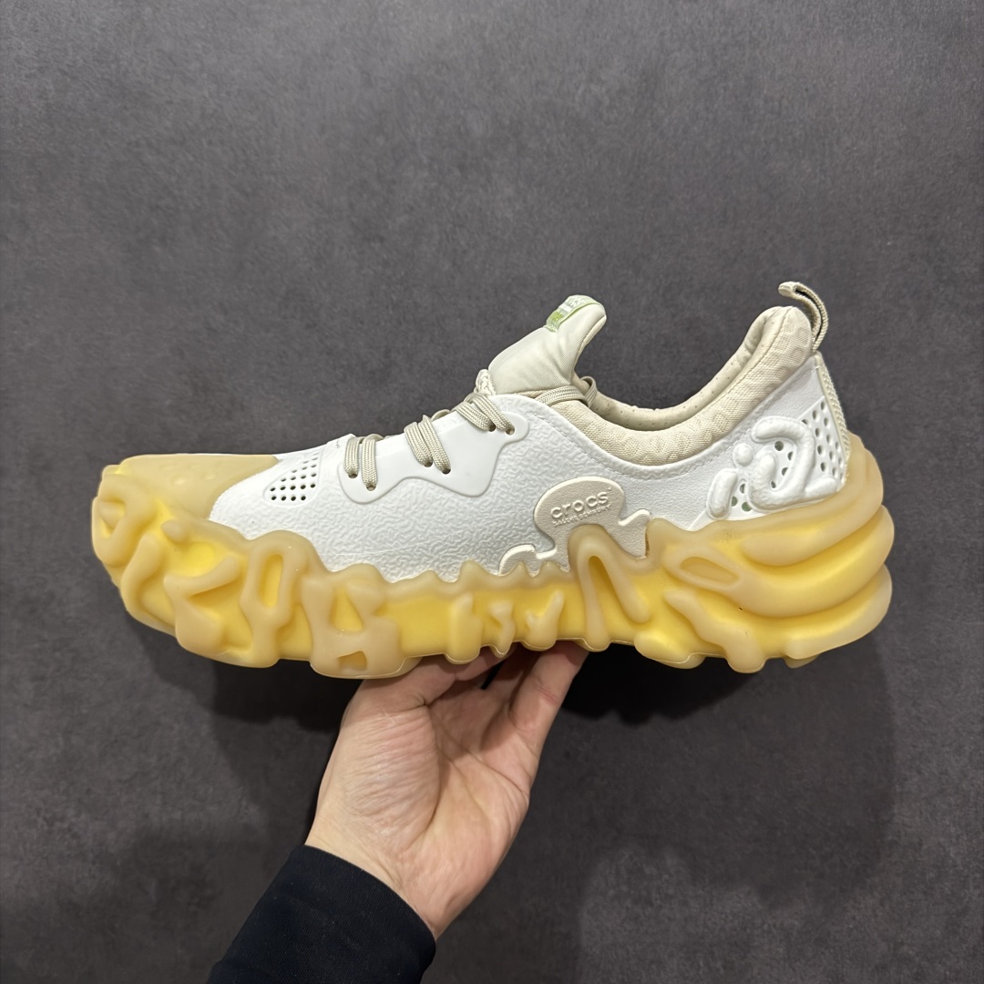 图片[2]-【DG莞产】Salehe Bembury x Crocs Pollex Juniper 卡骆驰联名款经典简约休闲沙滩洞洞拖鞋凉鞋 原版超大鞋盒包装 超轻Croslite专利材料打造 鞋面更加耐用易清洗 该鞋款轻盈舒适 2002年 经典克骆格诞生 秉承外形简单 穿着舒适的初衷 不断为消费者带来舒适的穿着体验 穿出“趣”味 鞋面洞洞可搭彰显个性的智必星 一鞋两穿 可调节式后跟带增添鞋身的稳固性能 放前面变成愜意舒适的凉拖 放后面行走跑跳更加稳妥 Croslite ™材料 封闭式细胞树脂 能够在体温作用下自动变形以适应脚部形状 涉水性优秀的同时易于清洁 抓地力强 不易打滑 Crocs的核心理念：轻便 灵活 全方位的舒适感 同步官方尺码：M4（36-37） M5（37-38）M6（38-39）M7（39-40）M8（41-42）M9（42-43）M10（43-44）M11（45-46）-选品中心