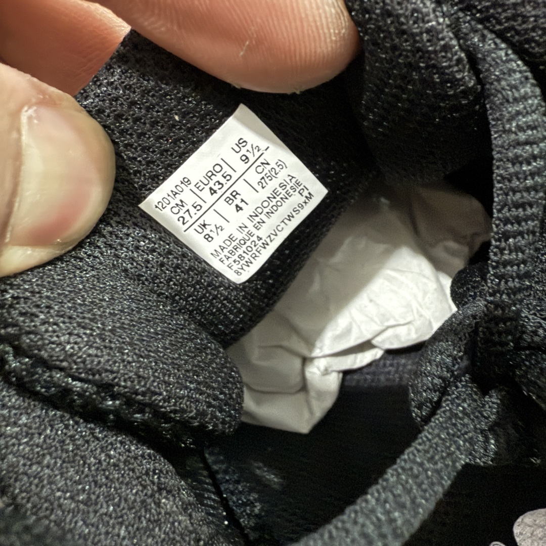 图片[7]-【总裁版】 ASICS GEL-KAYANO 14 亚瑟士系列轻量缓震休闲运动跑步鞋 市场天花板品质 鞋型细节秒杀市场流通版本 知名大厂出品 原版开发 细节完美把控 独家私模五层组合大底 原厂定制缓震硅胶加持 原盒原配 官方四联吊牌 一比一同步原鞋工艺和用料 后跟一样采用了GEL缓震胶 整体系列设计非常的科技感！ 锻炼跑步的同时让你一样时尚百搭！ 设计师 Hidenori Yamashita 以「Flash」一词为灵感，创造出未来感金属色鞋面，改造升级内在性能，由内而外全面革新，为 GEL-KAYANO 家族传承及经典跑鞋文化的延续，创下里程碑式作品。ASICS GEL – KAYANO 14 跑鞋重新诠释了复古的跑步形状，并以其 2000 年代后期的美学理念重新铺装，银色与蓝色的鞋面极为高档.网面铺陈与鞋面、鞋头多处细节位增添了透气性。ASICS GEL – KAYANO 14的鞋后跟部中底上以及多密度耐磨鞋底增加了 GEL 缓震胶，提供高抗冲击性、缓冲性、可保护脚部免受地面冲击的影响，穿着舒适性十足「入手同款」 尺码：36 37 37.5 38 39 39.5 40.5 41.5 42 42.5 43.5 44 45 46-选品中心