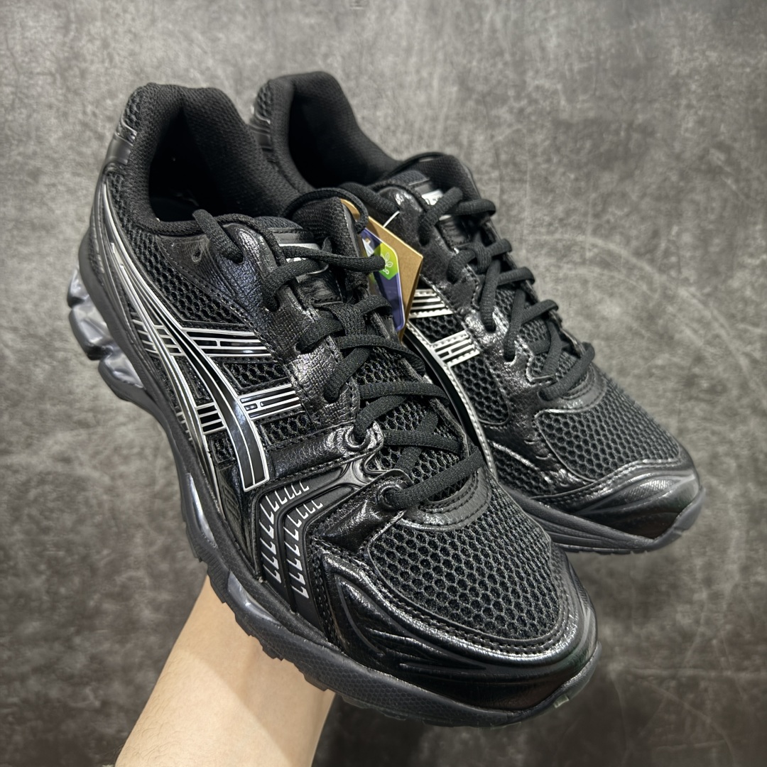 【总裁版】 ASICS GEL-KAYANO 14 亚瑟士系列轻量缓震休闲运动跑步鞋 市场天花板品质 鞋型细节秒杀市场流通版本 知名大厂出品 原版开发 细节完美把控 独家私模五层组合大底 原厂定制缓震硅胶加持 原盒原配 官方四联吊牌 一比一同步原鞋工艺和用料 后跟一样采用了GEL缓震胶 整体系列设计非常的科技感! 锻炼跑步的同时让你一样时尚百搭! 设计师 Hidenori Yamashita 以「Flash」一词为灵感,创造出未来感金属色鞋面,改造升级内在性能,由内而外全面革新,为 GEL-KAYANO 家族传承及经典跑鞋文化的延续,创下里程碑式作品。ASICS GEL - KAYANO 14 跑鞋重新诠释了复古的跑步形状,并以其 2000 年代后期的美学理念重新铺装,银色与蓝色的鞋面极为高档.网面铺陈与鞋面、鞋头多处细节位增添了透气性。ASICS GEL - KAYANO 14的鞋后跟部中底上以及多密度耐磨鞋底增加了 GEL 缓震胶,提供高抗冲击性、缓冲性、可保护脚部免受地面冲击的影响,穿着舒适性十足「入手同款」 尺码:36 37 37.5 38 39 39.5 40.5 41.5 42 42.5 43.5 44 45 46-选品中心