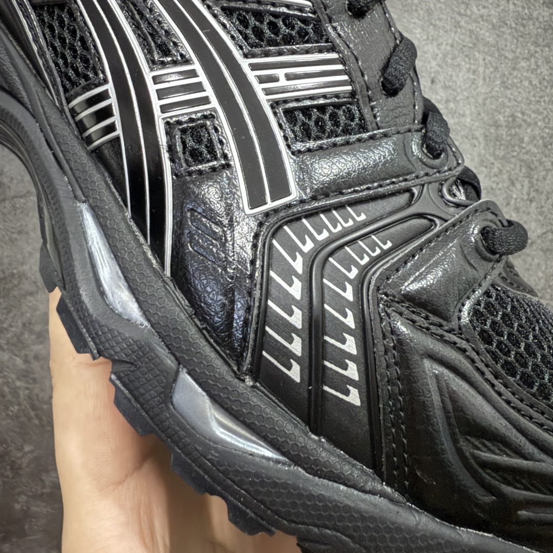 图片[4]-【总裁版】 ASICS GEL-KAYANO 14 亚瑟士系列轻量缓震休闲运动跑步鞋 市场天花板品质 鞋型细节秒杀市场流通版本 知名大厂出品 原版开发 细节完美把控 独家私模五层组合大底 原厂定制缓震硅胶加持 原盒原配 官方四联吊牌 一比一同步原鞋工艺和用料 后跟一样采用了GEL缓震胶 整体系列设计非常的科技感！ 锻炼跑步的同时让你一样时尚百搭！ 设计师 Hidenori Yamashita 以「Flash」一词为灵感，创造出未来感金属色鞋面，改造升级内在性能，由内而外全面革新，为 GEL-KAYANO 家族传承及经典跑鞋文化的延续，创下里程碑式作品。ASICS GEL – KAYANO 14 跑鞋重新诠释了复古的跑步形状，并以其 2000 年代后期的美学理念重新铺装，银色与蓝色的鞋面极为高档.网面铺陈与鞋面、鞋头多处细节位增添了透气性。ASICS GEL – KAYANO 14的鞋后跟部中底上以及多密度耐磨鞋底增加了 GEL 缓震胶，提供高抗冲击性、缓冲性、可保护脚部免受地面冲击的影响，穿着舒适性十足「入手同款」 尺码：36 37 37.5 38 39 39.5 40.5 41.5 42 42.5 43.5 44 45 46-选品中心