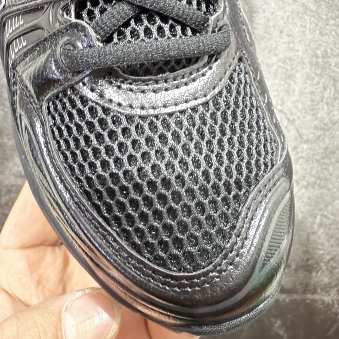 图片[5]-【总裁版】 ASICS GEL-KAYANO 14 亚瑟士系列轻量缓震休闲运动跑步鞋 市场天花板品质 鞋型细节秒杀市场流通版本 知名大厂出品 原版开发 细节完美把控 独家私模五层组合大底 原厂定制缓震硅胶加持 原盒原配 官方四联吊牌 一比一同步原鞋工艺和用料 后跟一样采用了GEL缓震胶 整体系列设计非常的科技感！ 锻炼跑步的同时让你一样时尚百搭！ 设计师 Hidenori Yamashita 以「Flash」一词为灵感，创造出未来感金属色鞋面，改造升级内在性能，由内而外全面革新，为 GEL-KAYANO 家族传承及经典跑鞋文化的延续，创下里程碑式作品。ASICS GEL – KAYANO 14 跑鞋重新诠释了复古的跑步形状，并以其 2000 年代后期的美学理念重新铺装，银色与蓝色的鞋面极为高档.网面铺陈与鞋面、鞋头多处细节位增添了透气性。ASICS GEL – KAYANO 14的鞋后跟部中底上以及多密度耐磨鞋底增加了 GEL 缓震胶，提供高抗冲击性、缓冲性、可保护脚部免受地面冲击的影响，穿着舒适性十足「入手同款」 尺码：36 37 37.5 38 39 39.5 40.5 41.5 42 42.5 43.5 44 45 46-选品中心