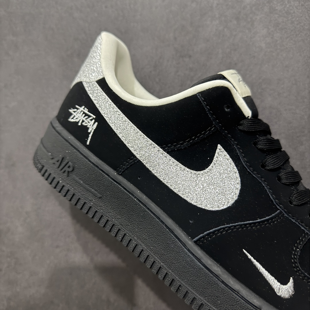  
【定制版】海外限量发售NIke Air Force 1 '07 Low “斯图西联名——银勾满天星”