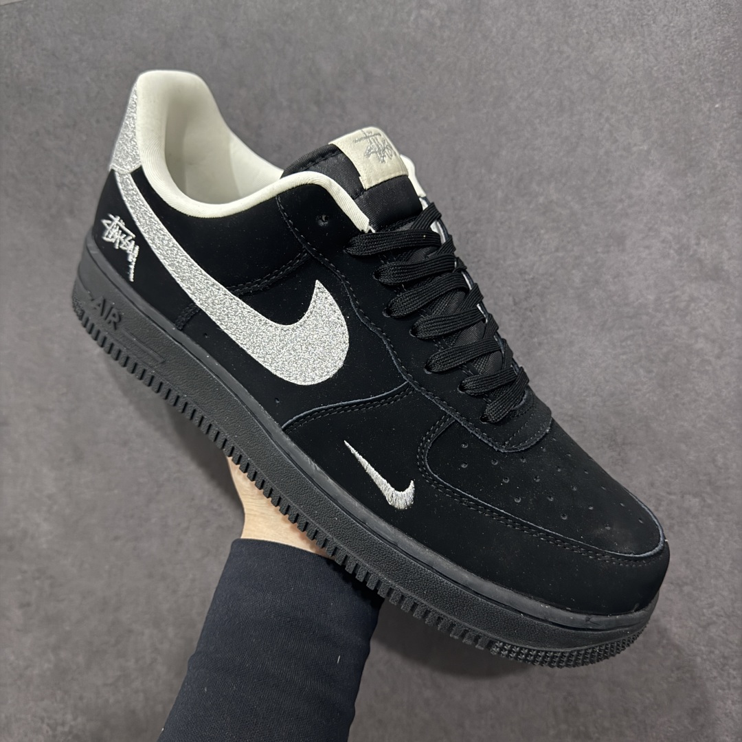  
【定制版】海外限量发售NIke Air Force 1 '07 Low “斯图西联名——银勾满天星”