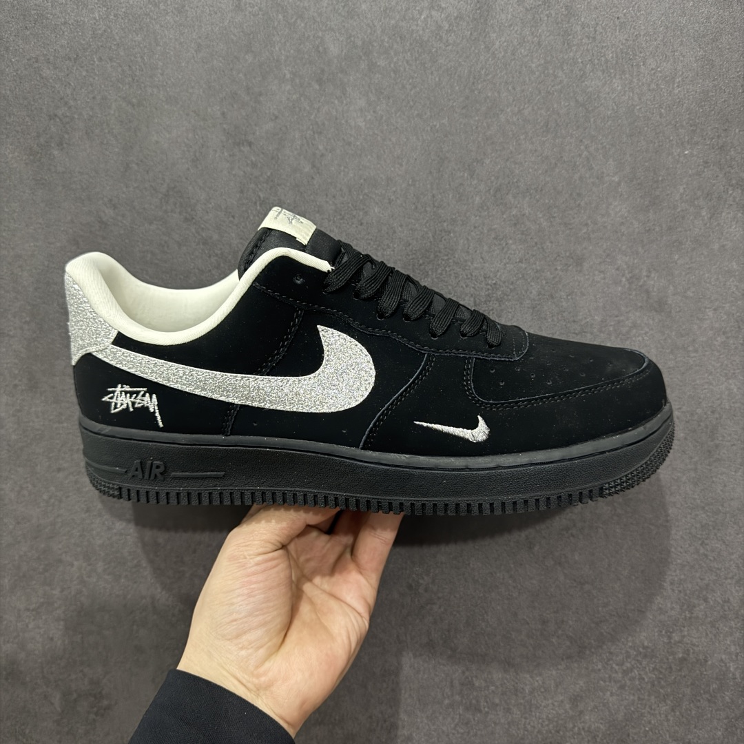  
【定制版】海外限量发售NIke Air Force 1 '07 Low “斯图西联名——银勾满天星”