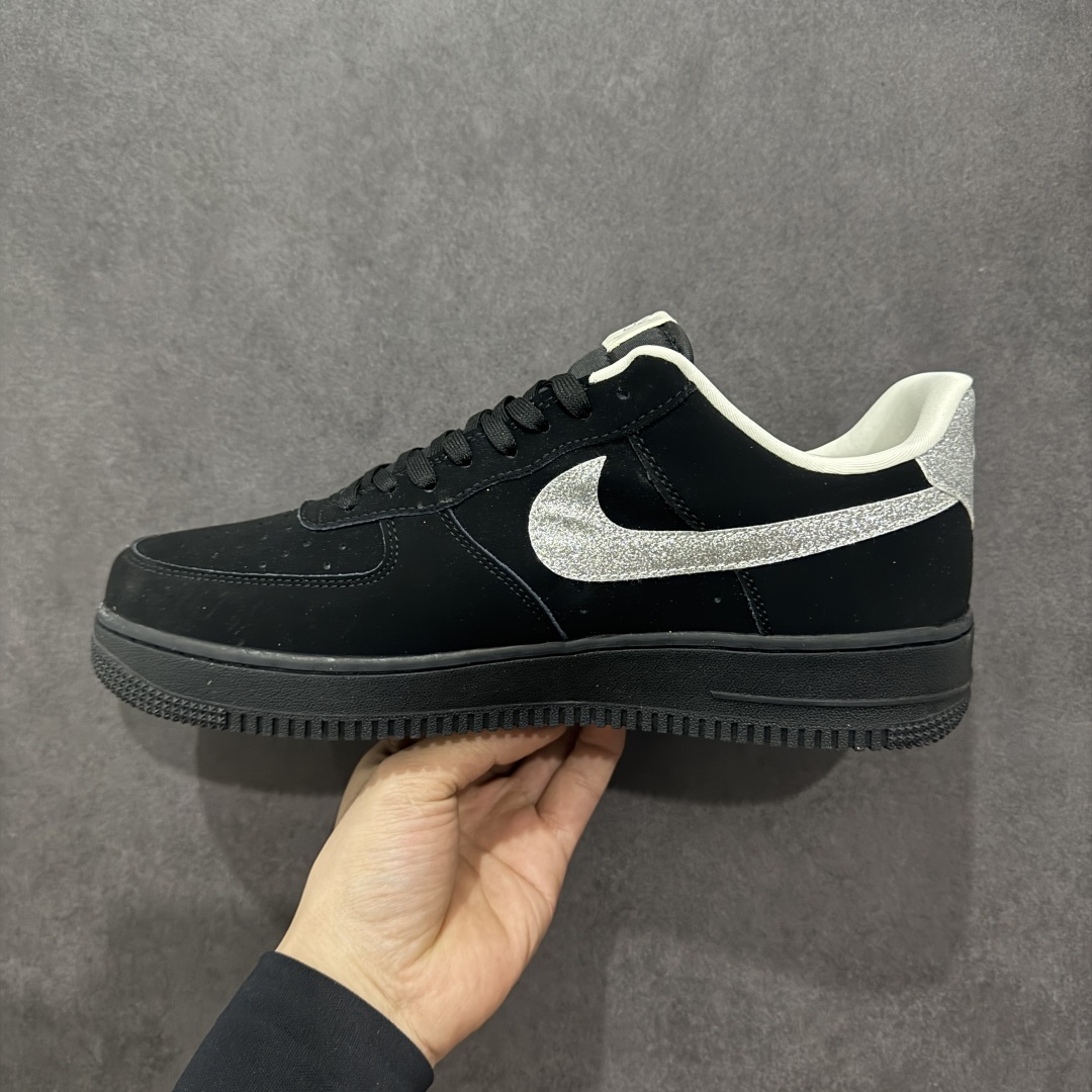  
【定制版】海外限量发售NIke Air Force 1 '07 Low “斯图西联名——银勾满天星”