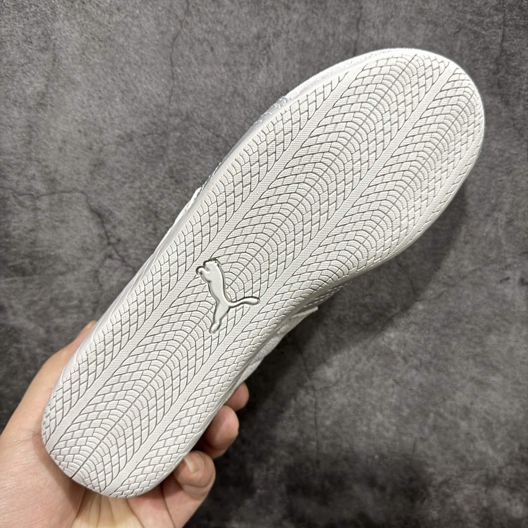 图片[9]-【YH纯原版】 Puma Roma M Motorsport 彪马罗马阿莫尔系列低帮复古运动休闲赛车跑鞋 系列 全头层原厂反毛皮 全球知名运动品牌PUMA宝马赛车系列，融合了宝马车队的标志性配色，以趣味十足又前卫复古的设计引领潮流，将赛道精神融入街头时尚，开启前卫竞速之旅。自1978年巴伐利亚车队走上世界舞台，宝马赛车就在全球汽车制造和赛车运动领域留下了浓墨重彩的一笔。全新的两款BMW MMS Roma与BMW MMS Speedboat鞋款，均从宝马车型中汲取灵感。以黑或白为底色，融入经典配色，主打前卫复古风。Roma鞋款的鞋侧以复古的流线造型，缀以宝马经典Logo，巧妙吸睛；而Speedcat鞋款以亮眼三色条纹元素缀以舒适鞋面，赋予了独特的个性美学，演绎赛车的无尽能量。 黑色 货号：403902-01 号码 ：35.5-45-选品中心