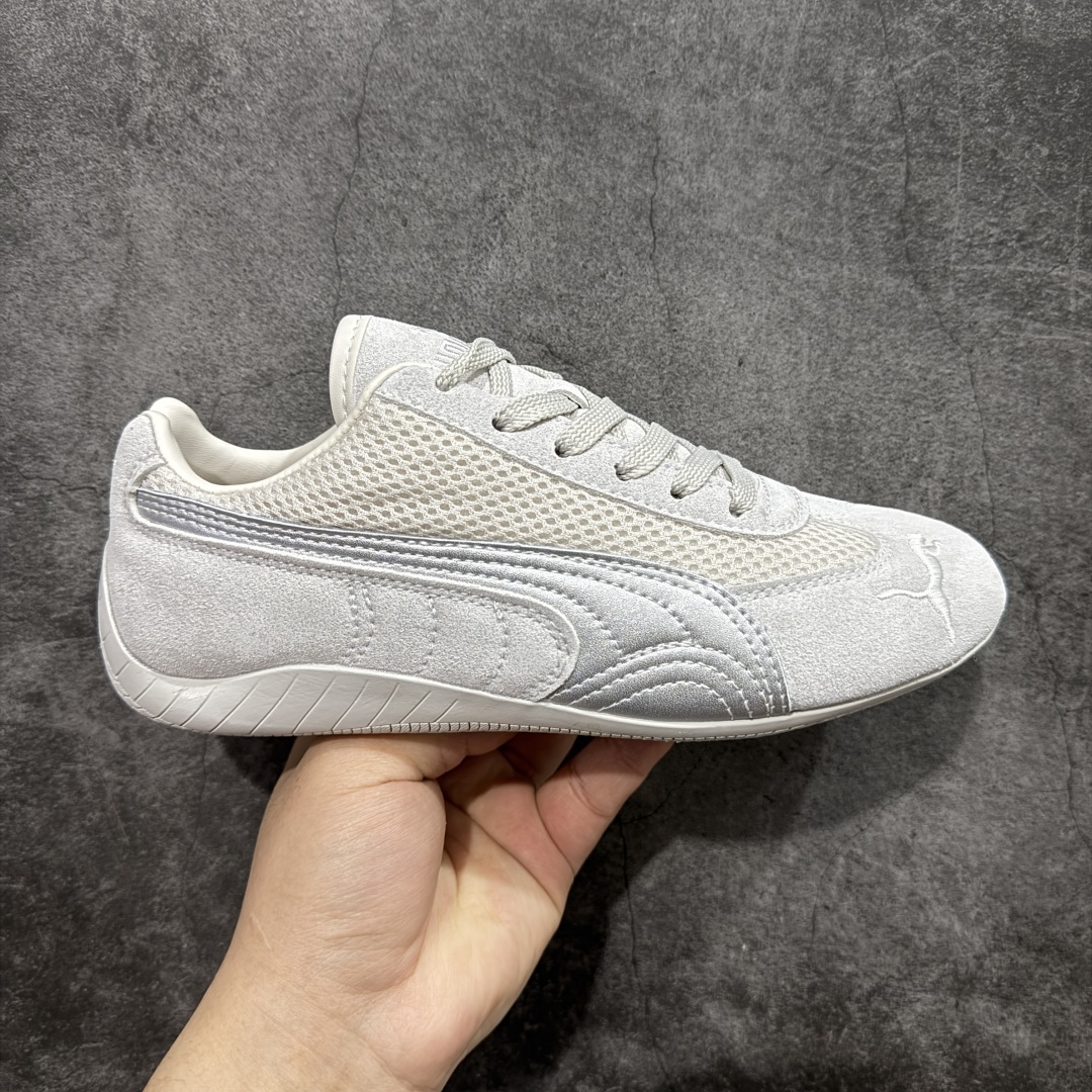 【YH纯原版】 Puma Roma M Motorsport 彪马罗马阿莫尔系列低帮复古运动休闲赛车跑鞋 系列 全头层原厂反毛皮 全球知名运动品牌PUMA宝马赛车系列,融合了宝马车队的标志性配色,以趣味十足又前卫复古的设计引领潮流,将赛道精神融入街头时尚,开启前卫竞速之旅。自1978年巴伐利亚车队走上世界舞台,宝马赛车就在全球汽车制造和赛车运动领域留下了浓墨重彩的一笔。全新的两款BMW MMS Roma与BMW MMS Speedboat鞋款,均从宝马车型中汲取灵感。以黑或白为底色,融入经典配色,主打前卫复古风。Roma鞋款的鞋侧以复古的流线造型,缀以宝马经典Logo,巧妙吸睛;而Speedcat鞋款以亮眼三色条纹元素缀以舒适鞋面,赋予了独特的个性美学,演绎赛车的无尽能量。 黑色 货号:403902-01 号码 :35.5-45-选品中心
