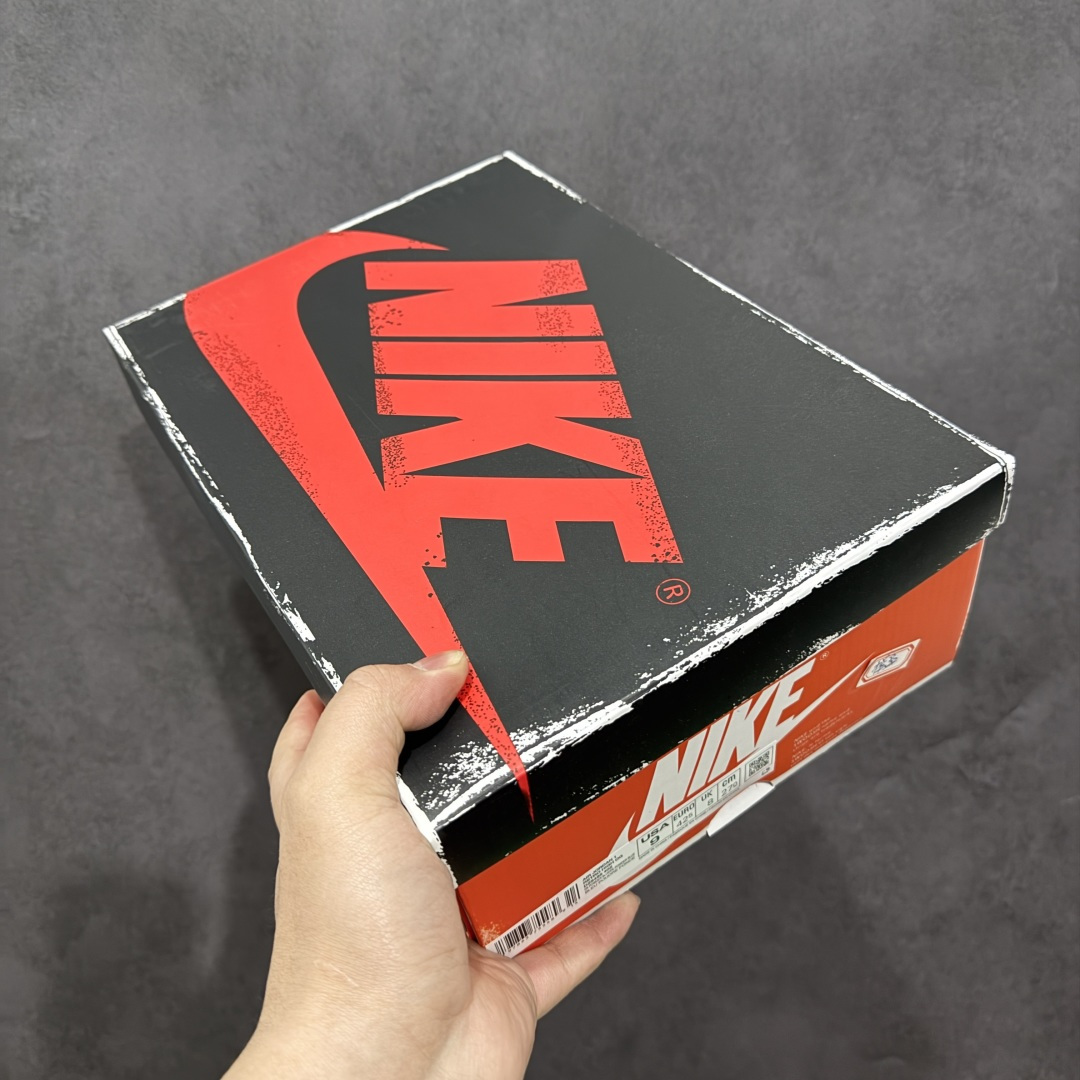 图片[12]-【莞产DG纯原】Air Jordan 1 High OG \”UNC Reimagined\” AJ1 乔1做旧北卡蓝复刻 爆裂纹高帮篮球鞋 全新批次 原厂皮料 正确爆裂纹 清洁度超高，所有细节经得起推敲，外贸零售首选版本 高价零售推荐版本💪🏻 原楦原纸板开发 极致一眼正品既视感 原厂皮料 原厂拉帮工艺 全部采用原厂电脑车 针距 边距完全同步原鞋 原厂特供皮料承诺百分百一致原鞋 鞋面清洁度最高QC检验标准 控制溢胶 飞翼3D高频深度立体 全市场仅此一家 鞋盒、防尘纸 均采购来自原厂 尺码：40 40.5 41 42 42.5 43 44 44.5 45 46 47.5-选品中心