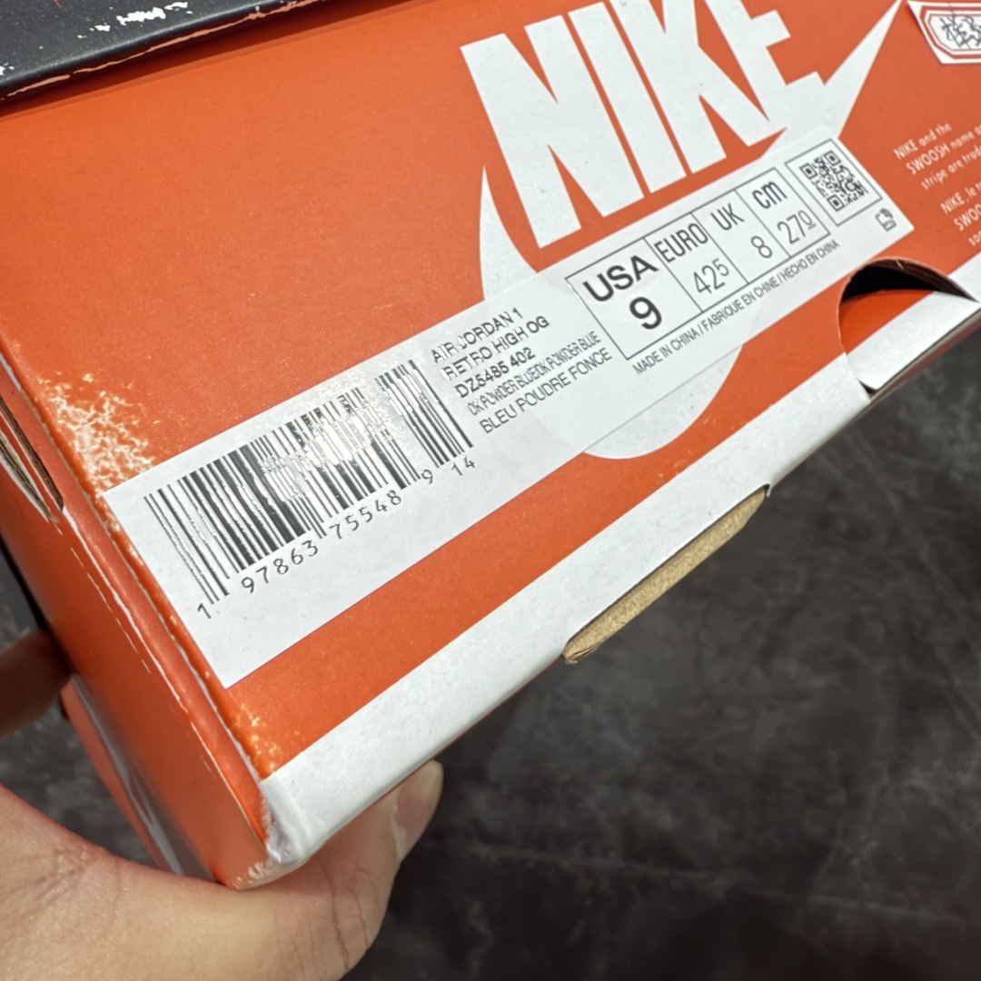 图片[11]-【莞产DG纯原】Air Jordan 1 High OG \”UNC Reimagined\” AJ1 乔1做旧北卡蓝复刻 爆裂纹高帮篮球鞋 全新批次 原厂皮料 正确爆裂纹 清洁度超高，所有细节经得起推敲，外贸零售首选版本 高价零售推荐版本💪🏻 原楦原纸板开发 极致一眼正品既视感 原厂皮料 原厂拉帮工艺 全部采用原厂电脑车 针距 边距完全同步原鞋 原厂特供皮料承诺百分百一致原鞋 鞋面清洁度最高QC检验标准 控制溢胶 飞翼3D高频深度立体 全市场仅此一家 鞋盒、防尘纸 均采购来自原厂 尺码：40 40.5 41 42 42.5 43 44 44.5 45 46 47.5-选品中心