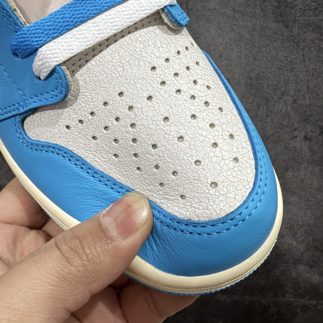 图片[5]-【莞产DG纯原】Air Jordan 1 High OG \”UNC Reimagined\” AJ1 乔1做旧北卡蓝复刻 爆裂纹高帮篮球鞋 全新批次 原厂皮料 正确爆裂纹 清洁度超高，所有细节经得起推敲，外贸零售首选版本 高价零售推荐版本💪🏻 原楦原纸板开发 极致一眼正品既视感 原厂皮料 原厂拉帮工艺 全部采用原厂电脑车 针距 边距完全同步原鞋 原厂特供皮料承诺百分百一致原鞋 鞋面清洁度最高QC检验标准 控制溢胶 飞翼3D高频深度立体 全市场仅此一家 鞋盒、防尘纸 均采购来自原厂 尺码：40 40.5 41 42 42.5 43 44 44.5 45 46 47.5-选品中心