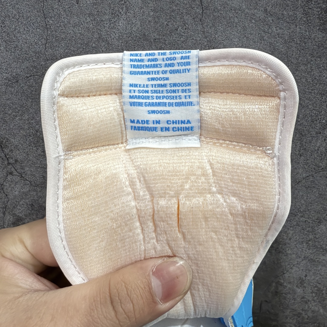 图片[7]-【莞产DG纯原】Air Jordan 1 High OG \”UNC Reimagined\” AJ1 乔1做旧北卡蓝复刻 爆裂纹高帮篮球鞋 全新批次 原厂皮料 正确爆裂纹 清洁度超高，所有细节经得起推敲，外贸零售首选版本 高价零售推荐版本💪🏻 原楦原纸板开发 极致一眼正品既视感 原厂皮料 原厂拉帮工艺 全部采用原厂电脑车 针距 边距完全同步原鞋 原厂特供皮料承诺百分百一致原鞋 鞋面清洁度最高QC检验标准 控制溢胶 飞翼3D高频深度立体 全市场仅此一家 鞋盒、防尘纸 均采购来自原厂 尺码：40 40.5 41 42 42.5 43 44 44.5 45 46 47.5-选品中心