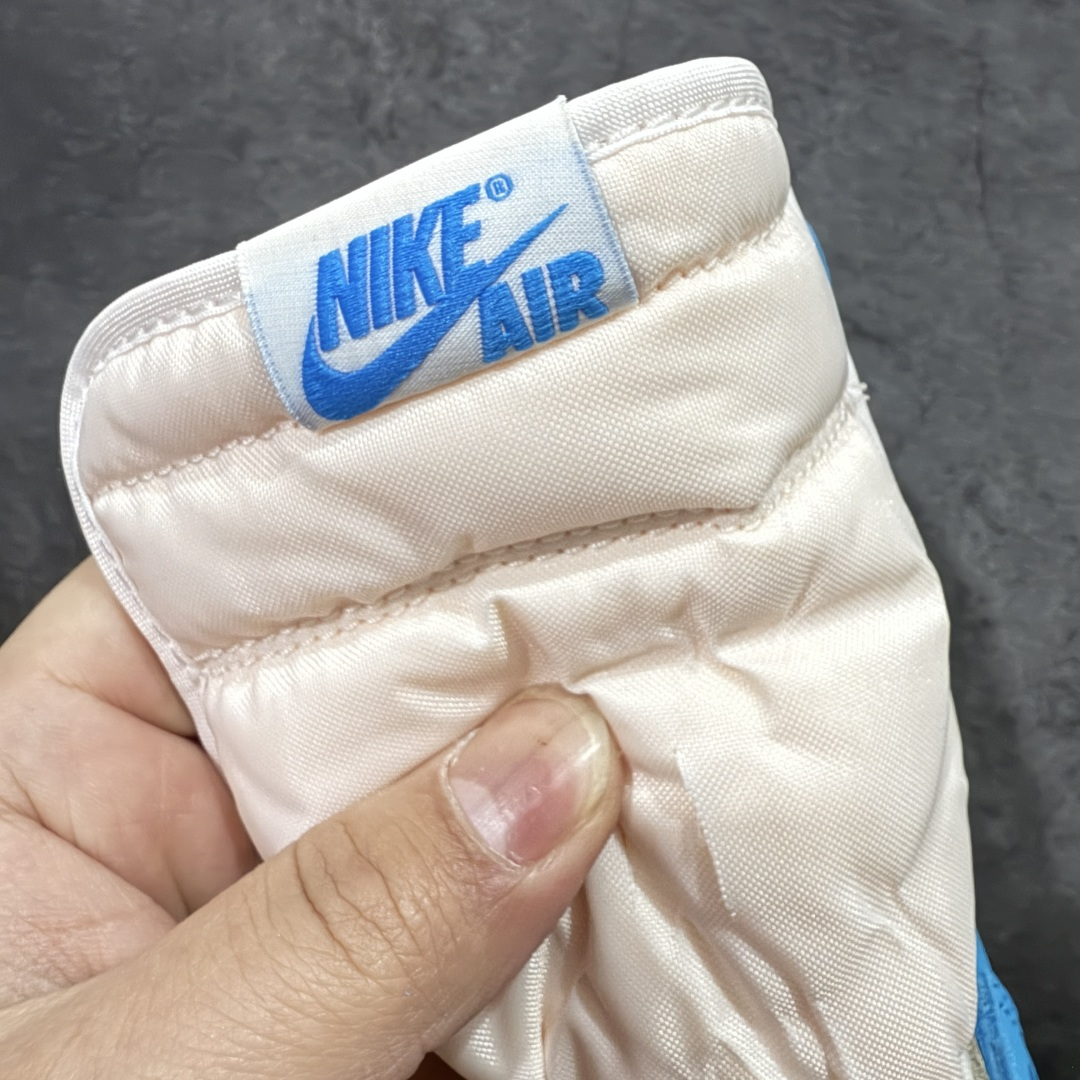 图片[6]-【莞产DG纯原】Air Jordan 1 High OG \”UNC Reimagined\” AJ1 乔1做旧北卡蓝复刻 爆裂纹高帮篮球鞋 全新批次 原厂皮料 正确爆裂纹 清洁度超高，所有细节经得起推敲，外贸零售首选版本 高价零售推荐版本💪🏻 原楦原纸板开发 极致一眼正品既视感 原厂皮料 原厂拉帮工艺 全部采用原厂电脑车 针距 边距完全同步原鞋 原厂特供皮料承诺百分百一致原鞋 鞋面清洁度最高QC检验标准 控制溢胶 飞翼3D高频深度立体 全市场仅此一家 鞋盒、防尘纸 均采购来自原厂 尺码：40 40.5 41 42 42.5 43 44 44.5 45 46 47.5-选品中心