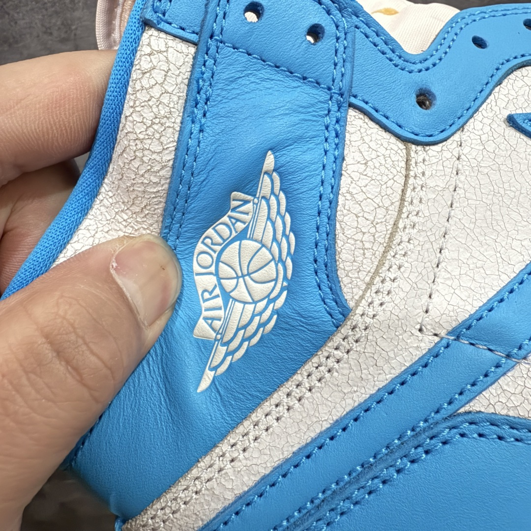 图片[2]-【莞产DG纯原】Air Jordan 1 High OG \”UNC Reimagined\” AJ1 乔1做旧北卡蓝复刻 爆裂纹高帮篮球鞋 全新批次 原厂皮料 正确爆裂纹 清洁度超高，所有细节经得起推敲，外贸零售首选版本 高价零售推荐版本💪🏻 原楦原纸板开发 极致一眼正品既视感 原厂皮料 原厂拉帮工艺 全部采用原厂电脑车 针距 边距完全同步原鞋 原厂特供皮料承诺百分百一致原鞋 鞋面清洁度最高QC检验标准 控制溢胶 飞翼3D高频深度立体 全市场仅此一家 鞋盒、防尘纸 均采购来自原厂 尺码：40 40.5 41 42 42.5 43 44 44.5 45 46 47.5-选品中心