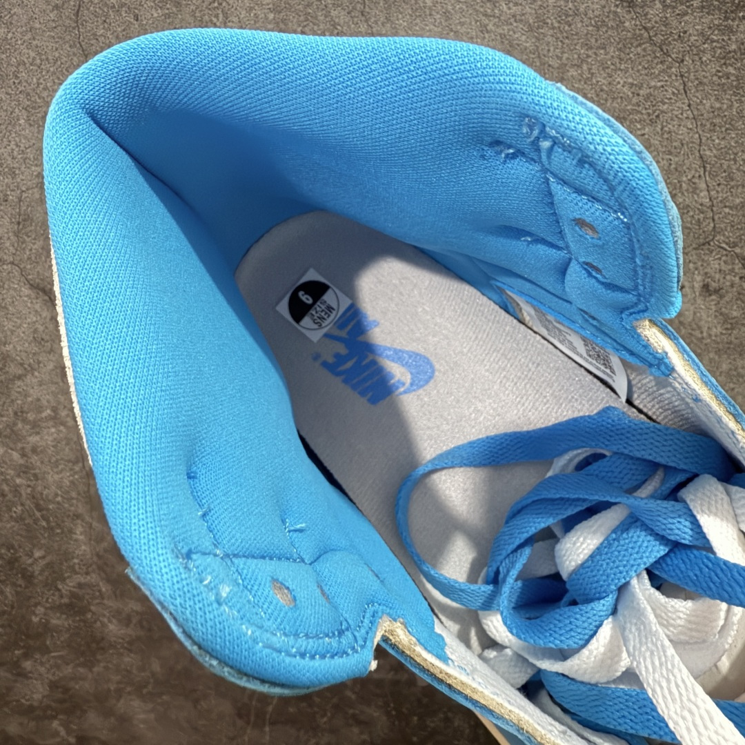 图片[8]-【莞产DG纯原】Air Jordan 1 High OG \”UNC Reimagined\” AJ1 乔1做旧北卡蓝复刻 爆裂纹高帮篮球鞋 全新批次 原厂皮料 正确爆裂纹 清洁度超高，所有细节经得起推敲，外贸零售首选版本 高价零售推荐版本💪🏻 原楦原纸板开发 极致一眼正品既视感 原厂皮料 原厂拉帮工艺 全部采用原厂电脑车 针距 边距完全同步原鞋 原厂特供皮料承诺百分百一致原鞋 鞋面清洁度最高QC检验标准 控制溢胶 飞翼3D高频深度立体 全市场仅此一家 鞋盒、防尘纸 均采购来自原厂 尺码：40 40.5 41 42 42.5 43 44 44.5 45 46 47.5-选品中心